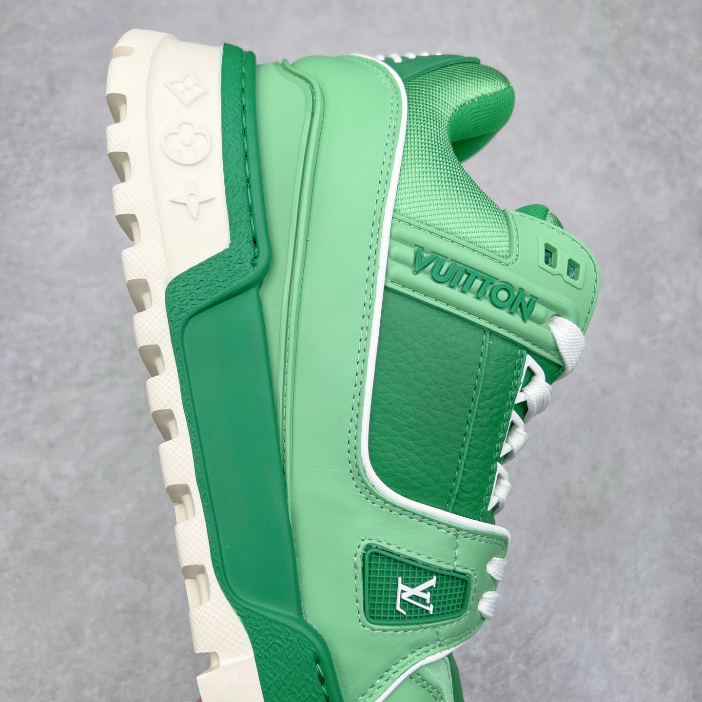 图片[6]-lv Trainer Maxi 小胖丁系列面包鞋 驴牌23S时尚走秀款 原版购入开发历时半年开发打造 原版完美楦型 多次调试 达到还原99% 鞋面独家订制细柔小牛皮 厚实织物鞋带 独家私模超轻TPU大底 原配扣子串珠 正确原装黄色鞋盒 正确中底印花 鞋面印花3D高频深度立体 全鞋电脑针车 紧密相连 针距密度一致 皮面裁剪部位 统一油边封口工艺 备受瞩目火热面包鞋再次拉满流量 各地网红上脚 立体饱满的彩色面包鞋身 超大版型重新诠释了 Virgil Abloh大热lv运动时装鞋 完美增高5CM Size 36 37 38 39 40 41 42 43 44 45-选品中心