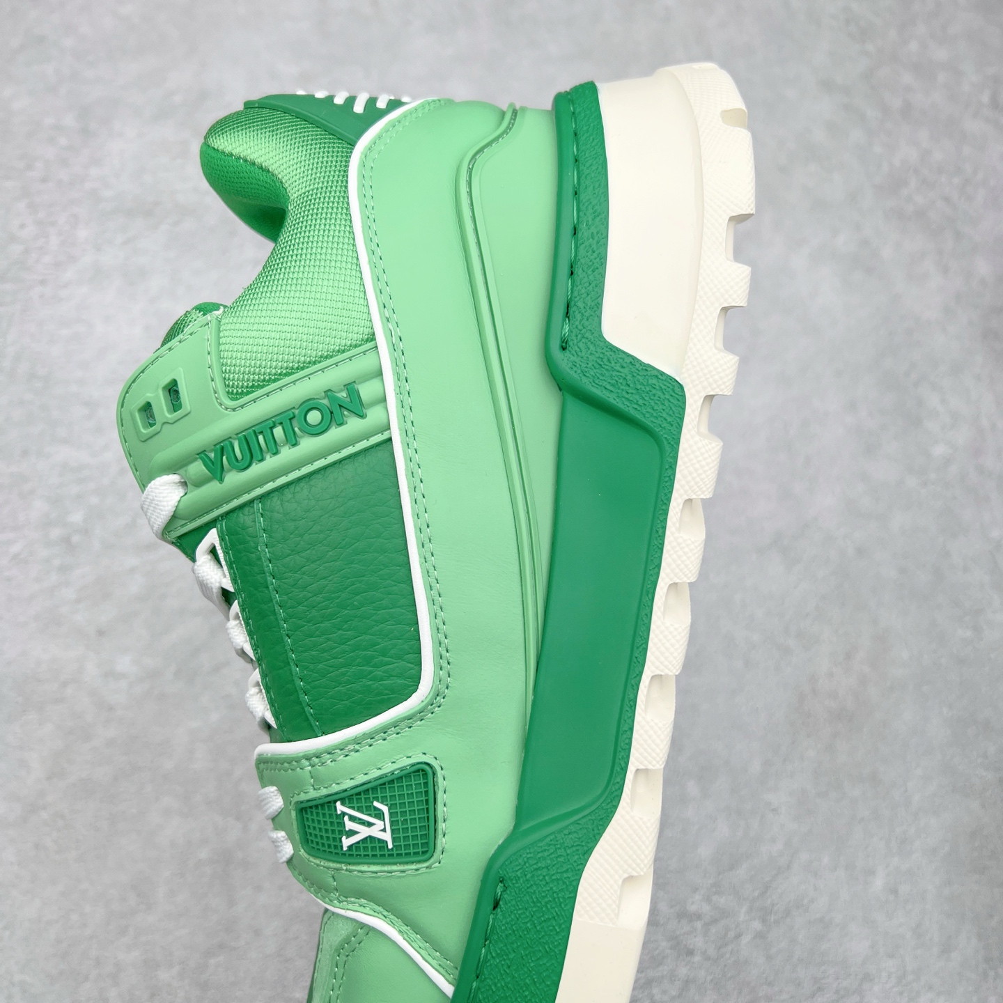 图片[7]-lv Trainer Maxi 小胖丁系列面包鞋 驴牌23S时尚走秀款 原版购入开发历时半年开发打造 原版完美楦型 多次调试 达到还原99% 鞋面独家订制细柔小牛皮 厚实织物鞋带 独家私模超轻TPU大底 原配扣子串珠 正确原装黄色鞋盒 正确中底印花 鞋面印花3D高频深度立体 全鞋电脑针车 紧密相连 针距密度一致 皮面裁剪部位 统一油边封口工艺 备受瞩目火热面包鞋再次拉满流量 各地网红上脚 立体饱满的彩色面包鞋身 超大版型重新诠释了 Virgil Abloh大热lv运动时装鞋 完美增高5CM Size 36 37 38 39 40 41 42 43 44 45-选品中心