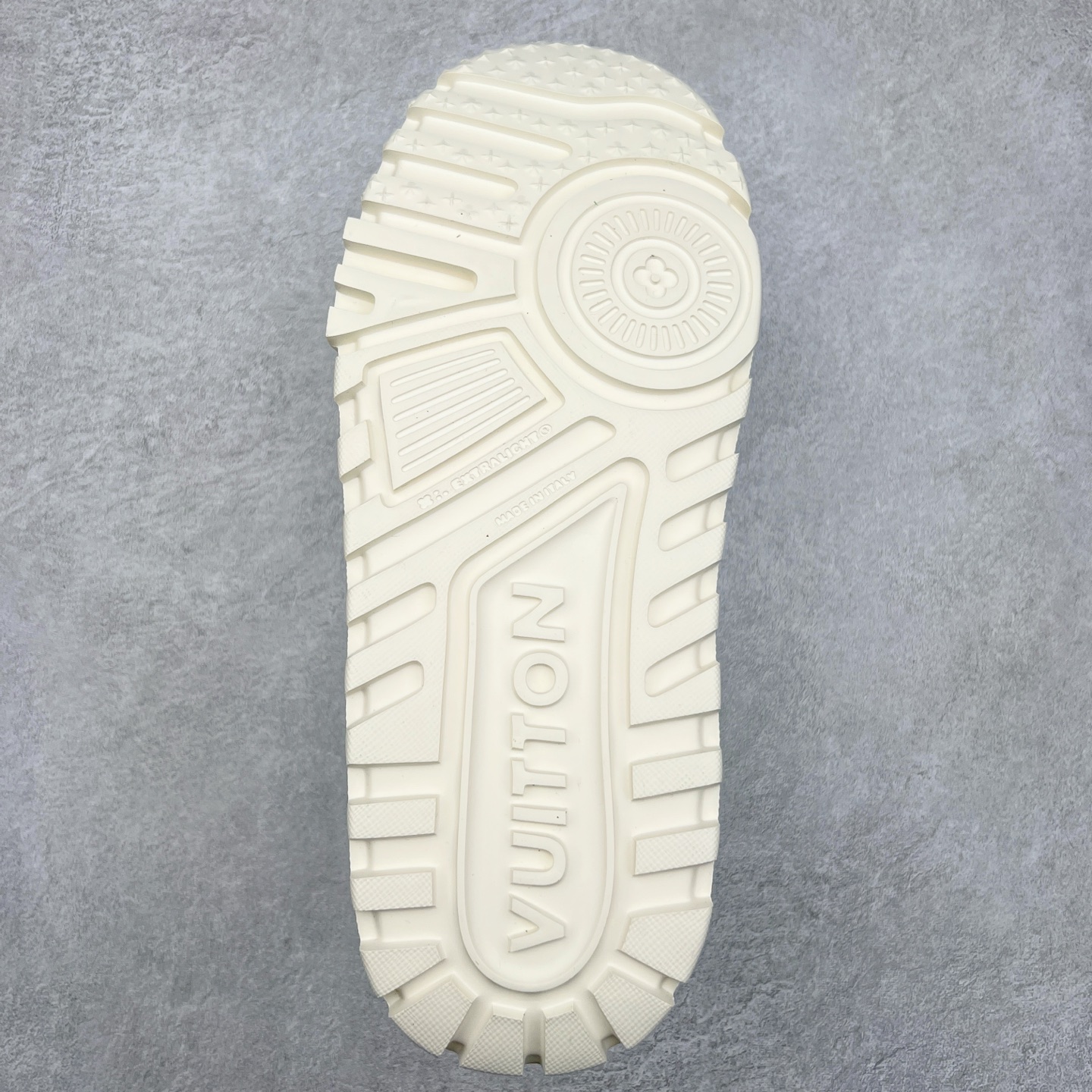 图片[9]-lv Trainer Maxi 小胖丁系列面包鞋 驴牌23S时尚走秀款 原版购入开发历时半年开发打造 原版完美楦型 多次调试 达到还原99% 鞋面独家订制细柔小牛皮 厚实织物鞋带 独家私模超轻TPU大底 原配扣子串珠 正确原装黄色鞋盒 正确中底印花 鞋面印花3D高频深度立体 全鞋电脑针车 紧密相连 针距密度一致 皮面裁剪部位 统一油边封口工艺 备受瞩目火热面包鞋再次拉满流量 各地网红上脚 立体饱满的彩色面包鞋身 超大版型重新诠释了 Virgil Abloh大热lv运动时装鞋 完美增高5CM Size 36 37 38 39 40 41 42 43 44 45-选品中心