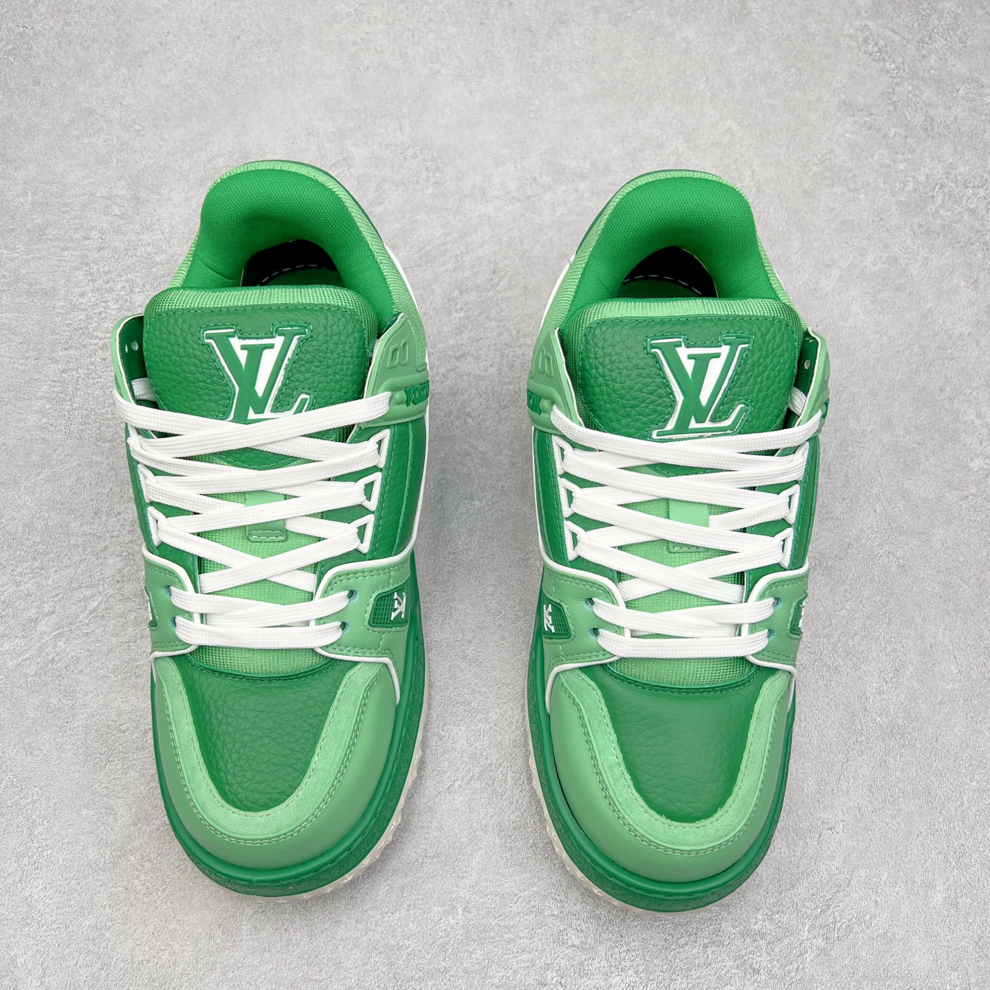 图片[2]-lv Trainer Maxi 小胖丁系列面包鞋 驴牌23S时尚走秀款 原版购入开发历时半年开发打造 原版完美楦型 多次调试 达到还原99% 鞋面独家订制细柔小牛皮 厚实织物鞋带 独家私模超轻TPU大底 原配扣子串珠 正确原装黄色鞋盒 正确中底印花 鞋面印花3D高频深度立体 全鞋电脑针车 紧密相连 针距密度一致 皮面裁剪部位 统一油边封口工艺 备受瞩目火热面包鞋再次拉满流量 各地网红上脚 立体饱满的彩色面包鞋身 超大版型重新诠释了 Virgil Abloh大热lv运动时装鞋 完美增高5CM Size 36 37 38 39 40 41 42 43 44 45-选品中心