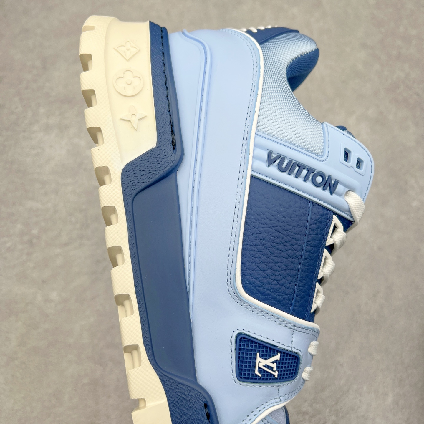 图片[6]-lv Trainer Maxi 小胖丁系列面包鞋 驴牌23S时尚走秀款 原版购入开发历时半年开发打造 原版完美楦型 多次调试 达到还原99% 鞋面独家订制细柔小牛皮 厚实织物鞋带 独家私模超轻TPU大底 原配扣子串珠 正确原装黄色鞋盒 正确中底印花 鞋面印花3D高频深度立体 全鞋电脑针车 紧密相连 针距密度一致 皮面裁剪部位 统一油边封口工艺 备受瞩目火热面包鞋再次拉满流量 各地网红上脚 立体饱满的彩色面包鞋身 超大版型重新诠释了 Virgil Abloh大热lv运动时装鞋 完美增高5CM Size 36 37 38 39 40 41 42 43 44 45-选品中心