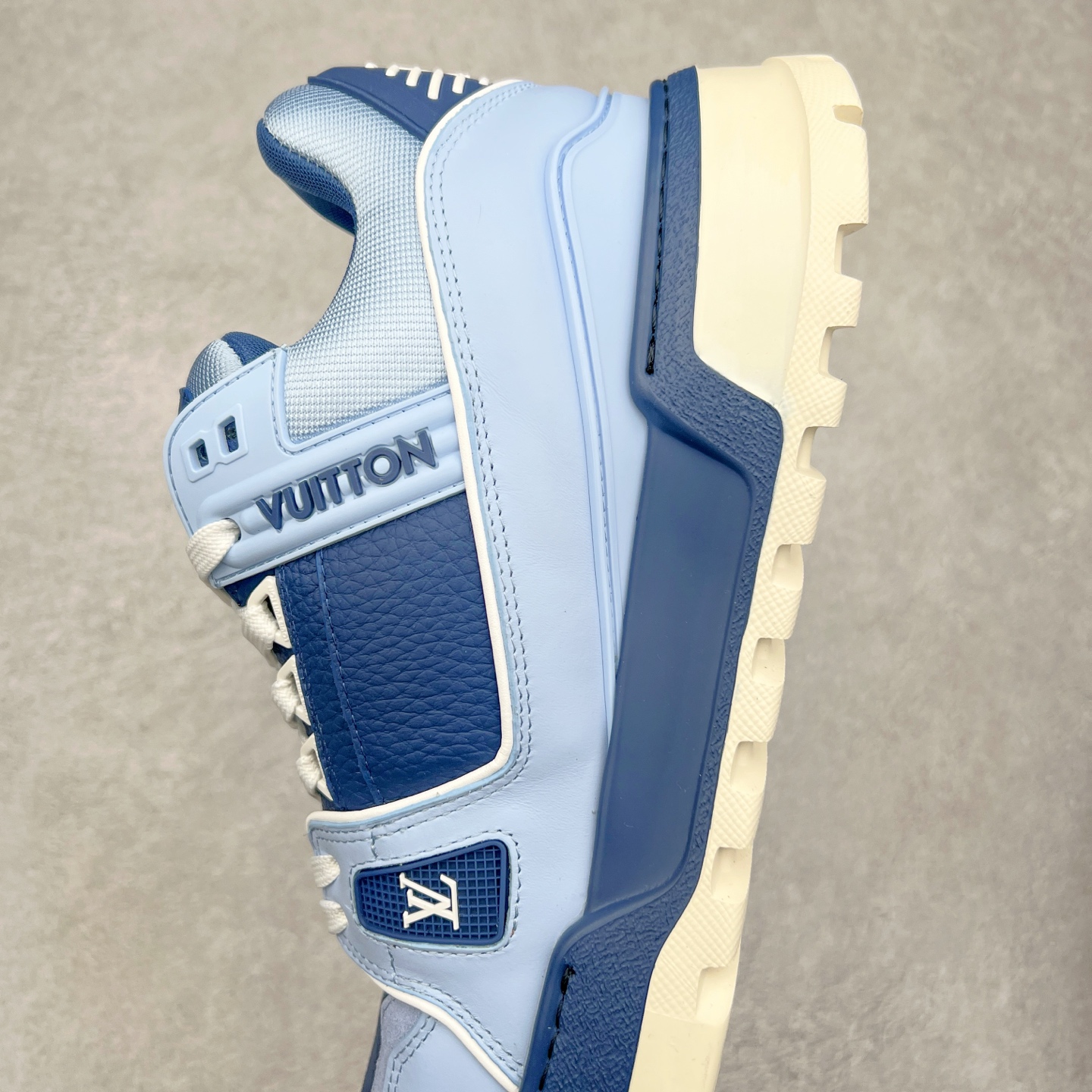 图片[7]-lv Trainer Maxi 小胖丁系列面包鞋 驴牌23S时尚走秀款 原版购入开发历时半年开发打造 原版完美楦型 多次调试 达到还原99% 鞋面独家订制细柔小牛皮 厚实织物鞋带 独家私模超轻TPU大底 原配扣子串珠 正确原装黄色鞋盒 正确中底印花 鞋面印花3D高频深度立体 全鞋电脑针车 紧密相连 针距密度一致 皮面裁剪部位 统一油边封口工艺 备受瞩目火热面包鞋再次拉满流量 各地网红上脚 立体饱满的彩色面包鞋身 超大版型重新诠释了 Virgil Abloh大热lv运动时装鞋 完美增高5CM Size 36 37 38 39 40 41 42 43 44 45-选品中心