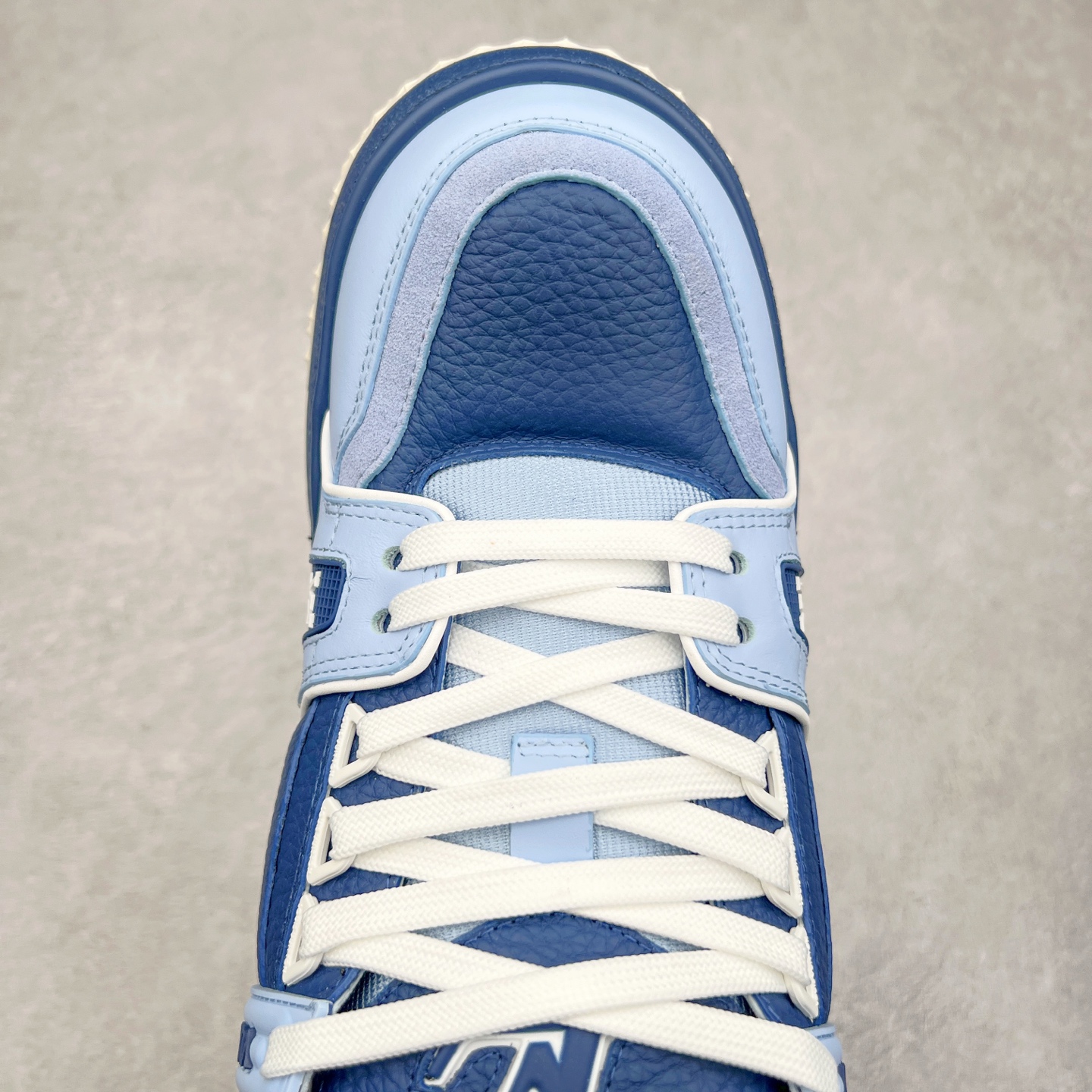 图片[4]-lv Trainer Maxi 小胖丁系列面包鞋 驴牌23S时尚走秀款 原版购入开发历时半年开发打造 原版完美楦型 多次调试 达到还原99% 鞋面独家订制细柔小牛皮 厚实织物鞋带 独家私模超轻TPU大底 原配扣子串珠 正确原装黄色鞋盒 正确中底印花 鞋面印花3D高频深度立体 全鞋电脑针车 紧密相连 针距密度一致 皮面裁剪部位 统一油边封口工艺 备受瞩目火热面包鞋再次拉满流量 各地网红上脚 立体饱满的彩色面包鞋身 超大版型重新诠释了 Virgil Abloh大热lv运动时装鞋 完美增高5CM Size 36 37 38 39 40 41 42 43 44 45-选品中心