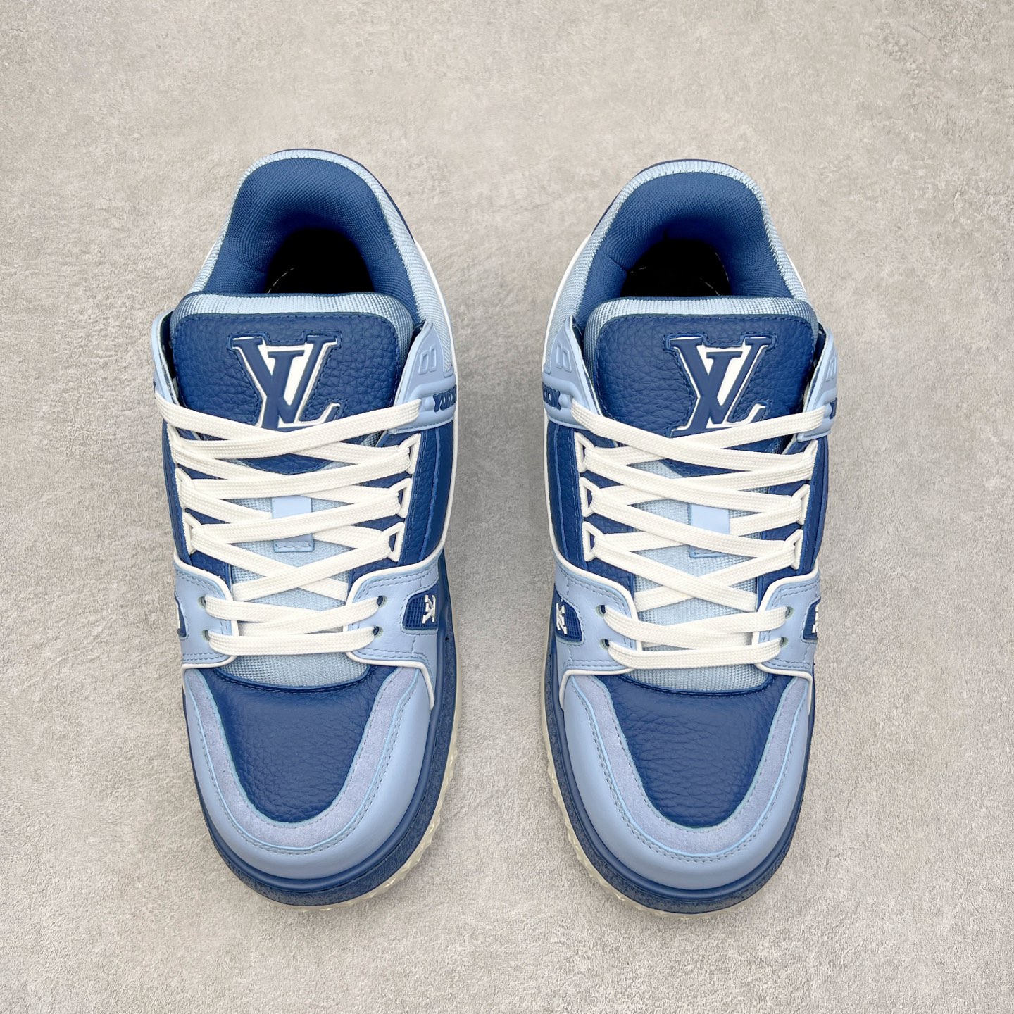 图片[2]-lv Trainer Maxi 小胖丁系列面包鞋 驴牌23S时尚走秀款 原版购入开发历时半年开发打造 原版完美楦型 多次调试 达到还原99% 鞋面独家订制细柔小牛皮 厚实织物鞋带 独家私模超轻TPU大底 原配扣子串珠 正确原装黄色鞋盒 正确中底印花 鞋面印花3D高频深度立体 全鞋电脑针车 紧密相连 针距密度一致 皮面裁剪部位 统一油边封口工艺 备受瞩目火热面包鞋再次拉满流量 各地网红上脚 立体饱满的彩色面包鞋身 超大版型重新诠释了 Virgil Abloh大热lv运动时装鞋 完美增高5CM Size 36 37 38 39 40 41 42 43 44 45-选品中心