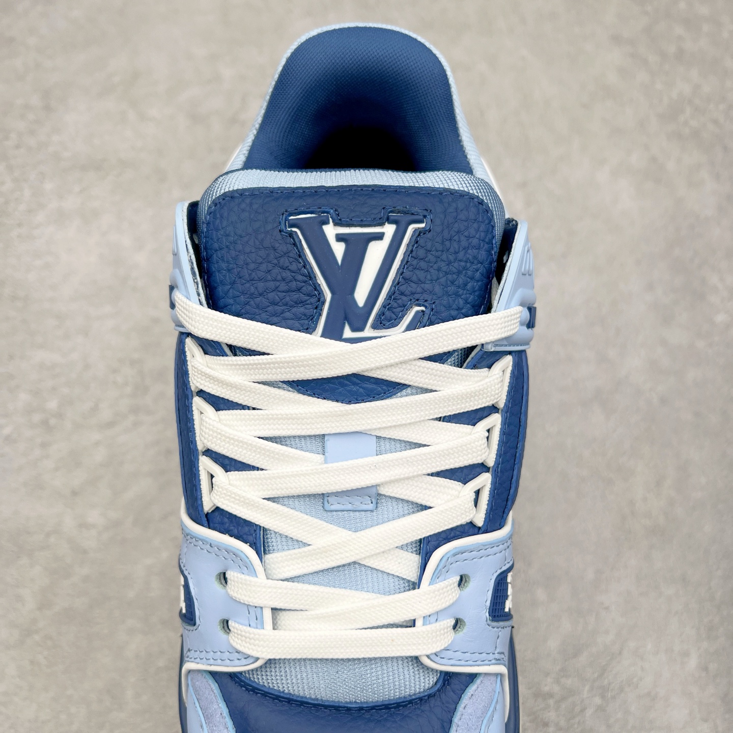 图片[5]-lv Trainer Maxi 小胖丁系列面包鞋 驴牌23S时尚走秀款 原版购入开发历时半年开发打造 原版完美楦型 多次调试 达到还原99% 鞋面独家订制细柔小牛皮 厚实织物鞋带 独家私模超轻TPU大底 原配扣子串珠 正确原装黄色鞋盒 正确中底印花 鞋面印花3D高频深度立体 全鞋电脑针车 紧密相连 针距密度一致 皮面裁剪部位 统一油边封口工艺 备受瞩目火热面包鞋再次拉满流量 各地网红上脚 立体饱满的彩色面包鞋身 超大版型重新诠释了 Virgil Abloh大热lv运动时装鞋 完美增高5CM Size 36 37 38 39 40 41 42 43 44 45-选品中心