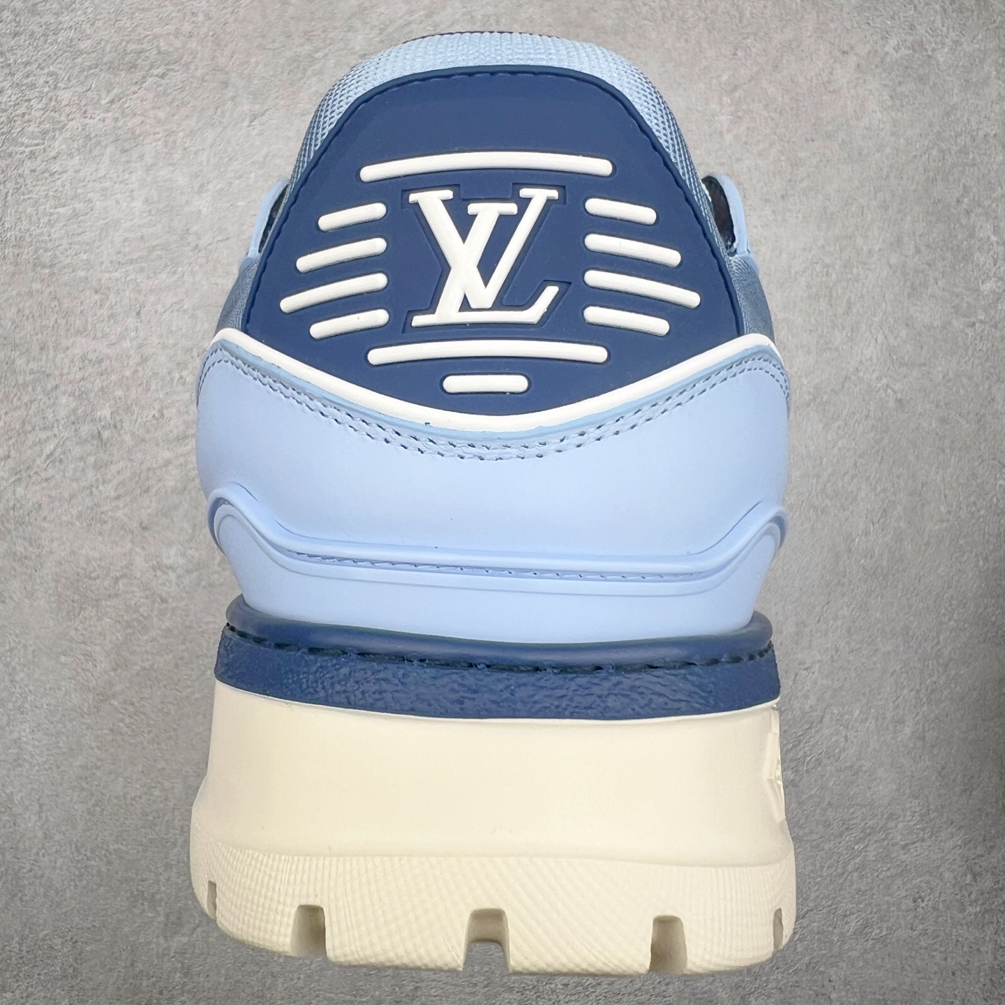 图片[8]-lv Trainer Maxi 小胖丁系列面包鞋 驴牌23S时尚走秀款 原版购入开发历时半年开发打造 原版完美楦型 多次调试 达到还原99% 鞋面独家订制细柔小牛皮 厚实织物鞋带 独家私模超轻TPU大底 原配扣子串珠 正确原装黄色鞋盒 正确中底印花 鞋面印花3D高频深度立体 全鞋电脑针车 紧密相连 针距密度一致 皮面裁剪部位 统一油边封口工艺 备受瞩目火热面包鞋再次拉满流量 各地网红上脚 立体饱满的彩色面包鞋身 超大版型重新诠释了 Virgil Abloh大热lv运动时装鞋 完美增高5CM Size 36 37 38 39 40 41 42 43 44 45-选品中心