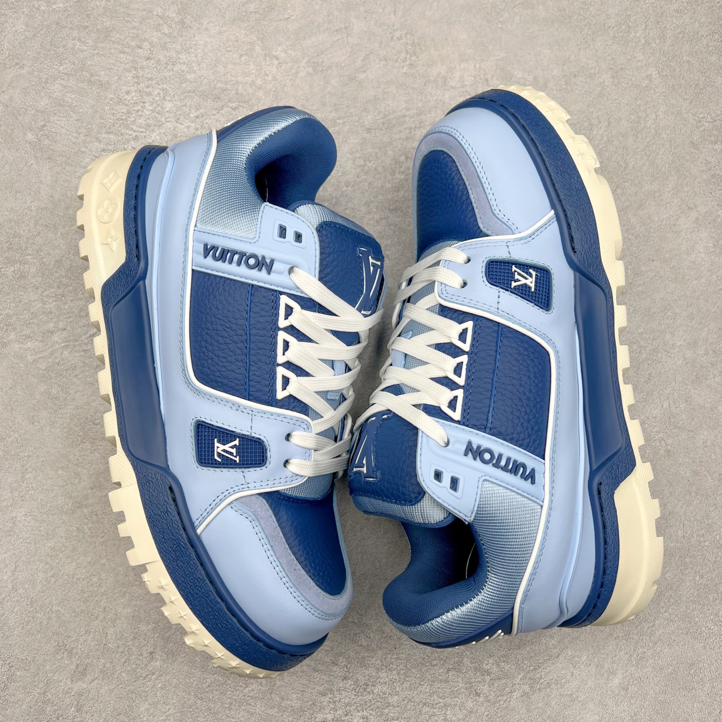 图片[3]-lv Trainer Maxi 小胖丁系列面包鞋 驴牌23S时尚走秀款 原版购入开发历时半年开发打造 原版完美楦型 多次调试 达到还原99% 鞋面独家订制细柔小牛皮 厚实织物鞋带 独家私模超轻TPU大底 原配扣子串珠 正确原装黄色鞋盒 正确中底印花 鞋面印花3D高频深度立体 全鞋电脑针车 紧密相连 针距密度一致 皮面裁剪部位 统一油边封口工艺 备受瞩目火热面包鞋再次拉满流量 各地网红上脚 立体饱满的彩色面包鞋身 超大版型重新诠释了 Virgil Abloh大热lv运动时装鞋 完美增高5CM Size 36 37 38 39 40 41 42 43 44 45-选品中心