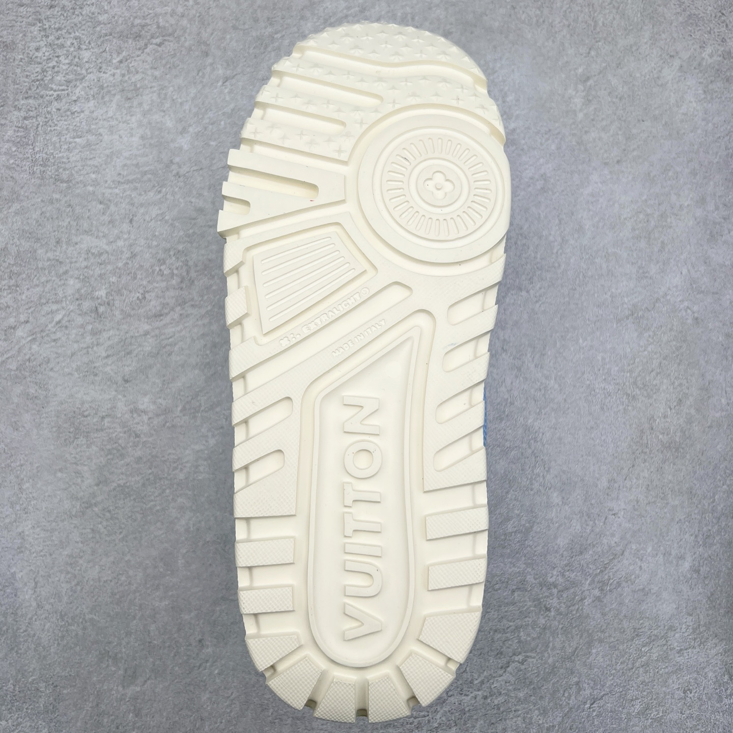 图片[9]-lv Trainer Maxi 小胖丁系列面包鞋 驴牌23S时尚走秀款 原版购入开发历时半年开发打造 原版完美楦型 多次调试 达到还原99% 鞋面独家订制细柔小牛皮 厚实织物鞋带 独家私模超轻TPU大底 原配扣子串珠 正确原装黄色鞋盒 正确中底印花 鞋面印花3D高频深度立体 全鞋电脑针车 紧密相连 针距密度一致 皮面裁剪部位 统一油边封口工艺 备受瞩目火热面包鞋再次拉满流量 各地网红上脚 立体饱满的彩色面包鞋身 超大版型重新诠释了 Virgil Abloh大热lv运动时装鞋 完美增高5CM Size 36 37 38 39 40 41 42 43 44 45-选品中心