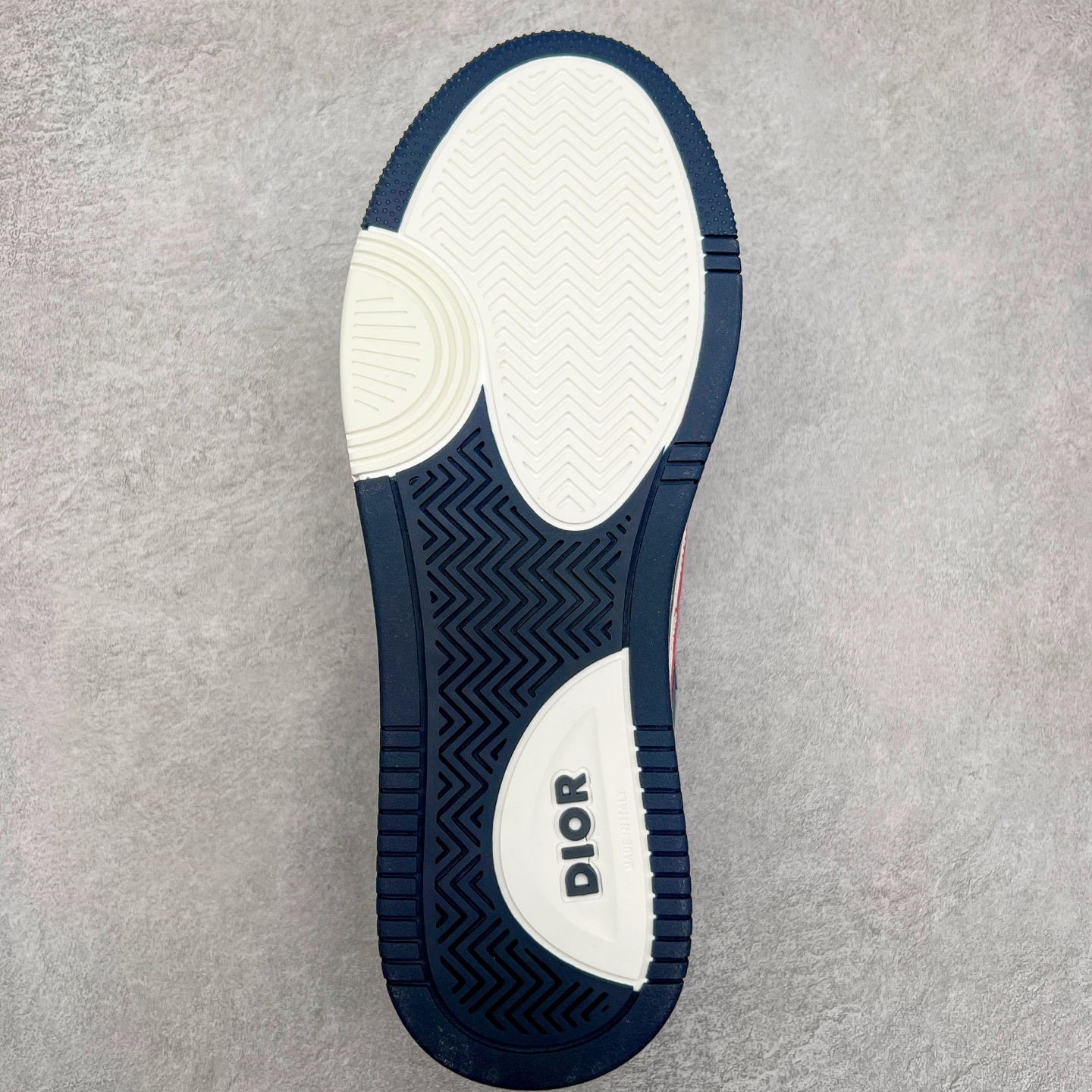 图片[9]-STONE ISLAND x Dior B57系列 石头岛联名迪奥情侣款休闲运动鞋CD滑板鞋 原版购入开发 这款B57中帮运动鞋是二零二四春季男装系列新品 重新诠释篮球鞋设计 成为 Dior 的经典单品 采用灰色和白色光滑牛皮革精心制作 侧面饰以米色和黑色 Oblique 印花标志 鞋舌、鞋底和后侧饰以各种特色细节提升格调 而孔眼细节、缉面线和橡胶镶片更是突显其运动风格的动感魅力 带有双色橡胶鞋底 可搭配各式服饰 打造精致造型 尺码：35-46-选品中心