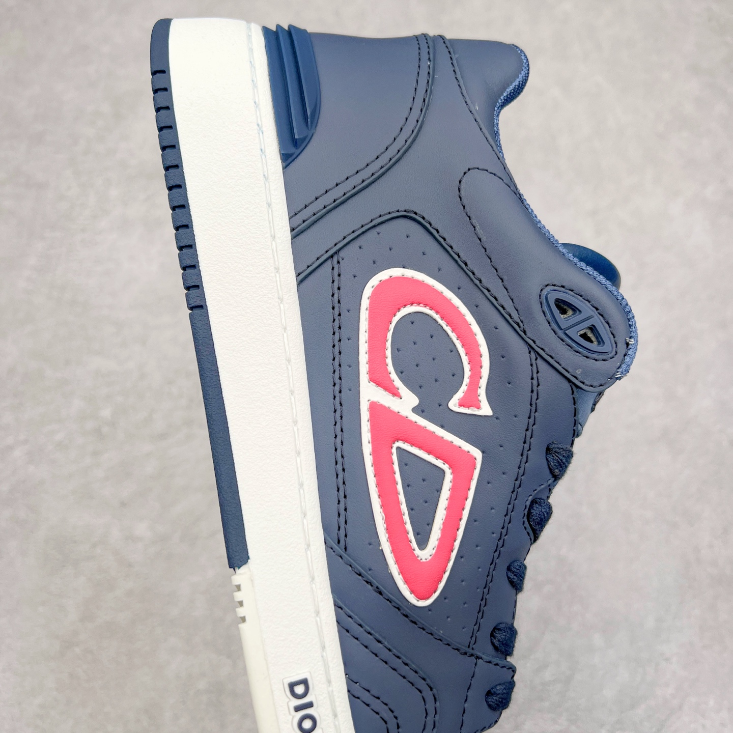 图片[6]-STONE ISLAND x Dior B57系列 石头岛联名迪奥情侣款休闲运动鞋CD滑板鞋 原版购入开发 这款B57中帮运动鞋是二零二四春季男装系列新品 重新诠释篮球鞋设计 成为 Dior 的经典单品 采用灰色和白色光滑牛皮革精心制作 侧面饰以米色和黑色 Oblique 印花标志 鞋舌、鞋底和后侧饰以各种特色细节提升格调 而孔眼细节、缉面线和橡胶镶片更是突显其运动风格的动感魅力 带有双色橡胶鞋底 可搭配各式服饰 打造精致造型 尺码：35-46-选品中心