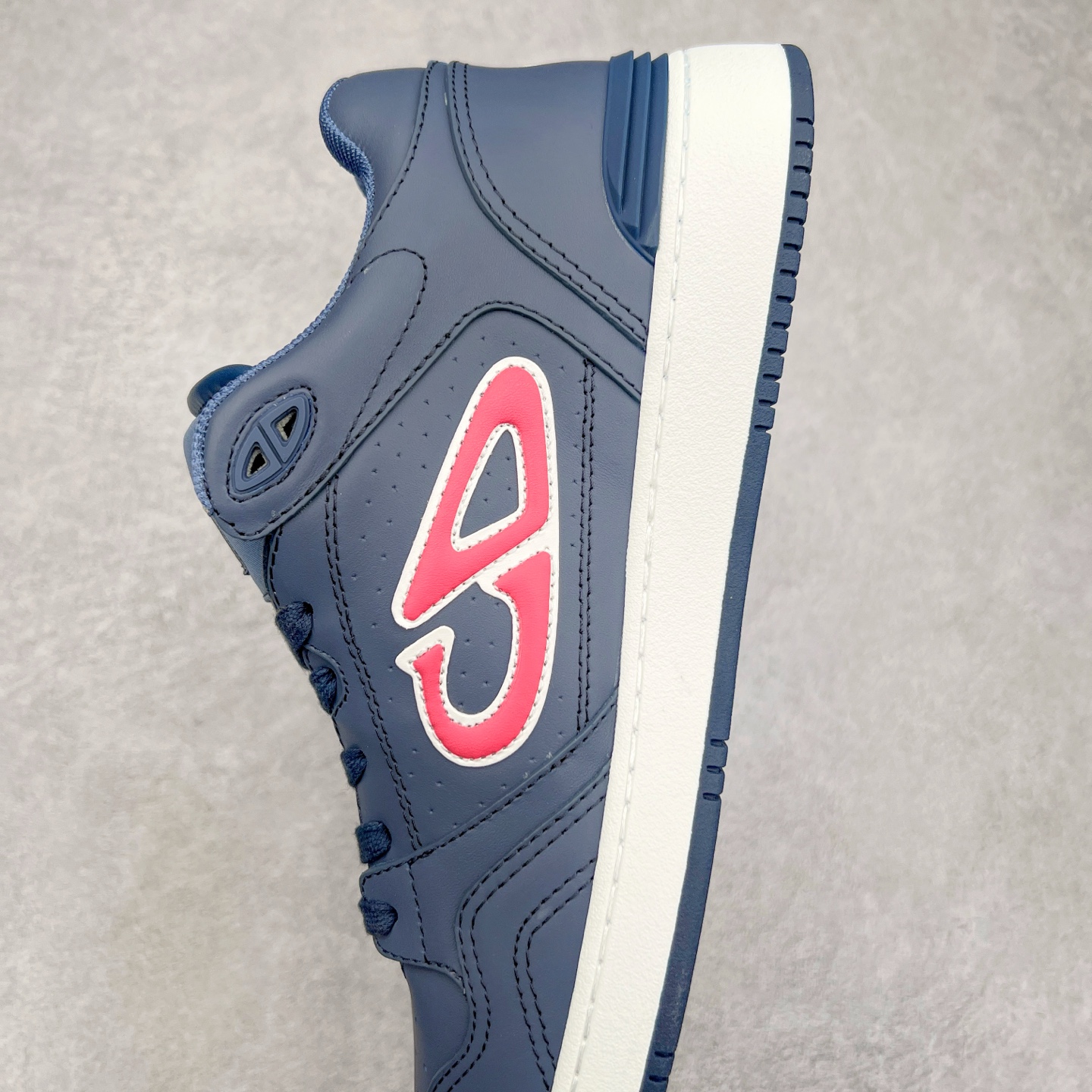 图片[7]-STONE ISLAND x Dior B57系列 石头岛联名迪奥情侣款休闲运动鞋CD滑板鞋 原版购入开发 这款B57中帮运动鞋是二零二四春季男装系列新品 重新诠释篮球鞋设计 成为 Dior 的经典单品 采用灰色和白色光滑牛皮革精心制作 侧面饰以米色和黑色 Oblique 印花标志 鞋舌、鞋底和后侧饰以各种特色细节提升格调 而孔眼细节、缉面线和橡胶镶片更是突显其运动风格的动感魅力 带有双色橡胶鞋底 可搭配各式服饰 打造精致造型 尺码：35-46-选品中心