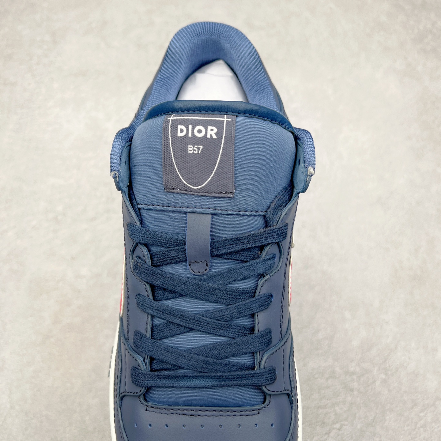 图片[5]-STONE ISLAND x Dior B57系列 石头岛联名迪奥情侣款休闲运动鞋CD滑板鞋 原版购入开发 这款B57中帮运动鞋是二零二四春季男装系列新品 重新诠释篮球鞋设计 成为 Dior 的经典单品 采用灰色和白色光滑牛皮革精心制作 侧面饰以米色和黑色 Oblique 印花标志 鞋舌、鞋底和后侧饰以各种特色细节提升格调 而孔眼细节、缉面线和橡胶镶片更是突显其运动风格的动感魅力 带有双色橡胶鞋底 可搭配各式服饰 打造精致造型 尺码：35-46-选品中心