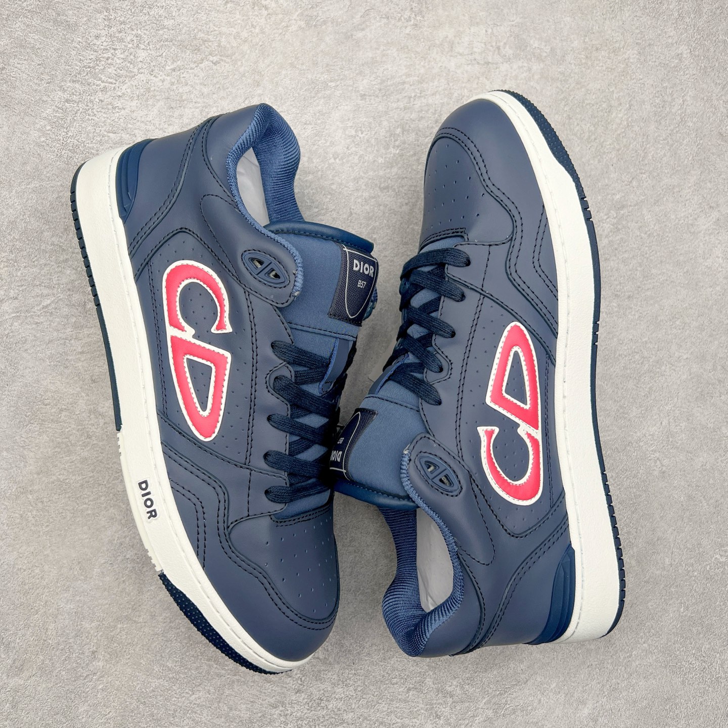 图片[3]-STONE ISLAND x Dior B57系列 石头岛联名迪奥情侣款休闲运动鞋CD滑板鞋 原版购入开发 这款B57中帮运动鞋是二零二四春季男装系列新品 重新诠释篮球鞋设计 成为 Dior 的经典单品 采用灰色和白色光滑牛皮革精心制作 侧面饰以米色和黑色 Oblique 印花标志 鞋舌、鞋底和后侧饰以各种特色细节提升格调 而孔眼细节、缉面线和橡胶镶片更是突显其运动风格的动感魅力 带有双色橡胶鞋底 可搭配各式服饰 打造精致造型 尺码：35-46-选品中心