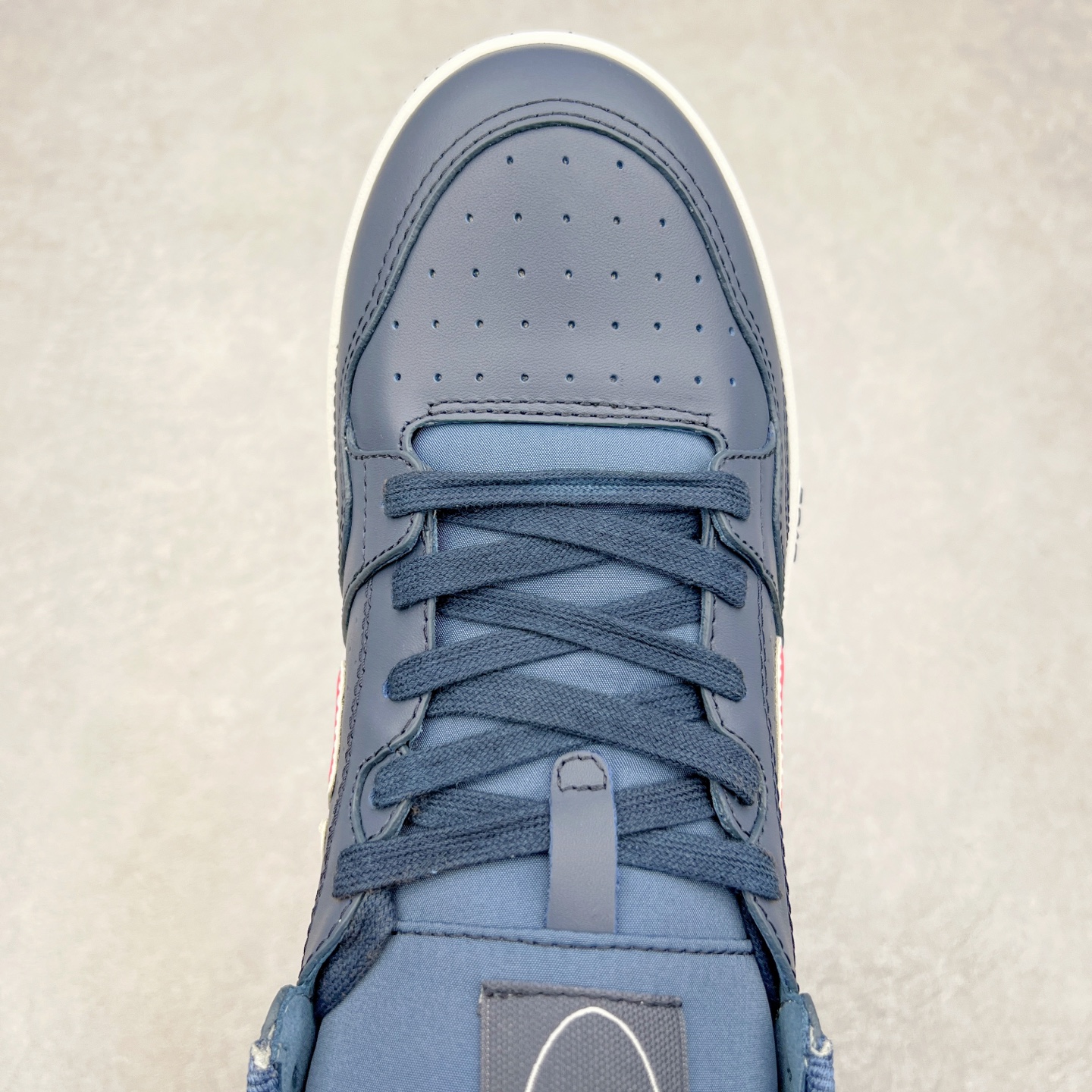 图片[4]-STONE ISLAND x Dior B57系列 石头岛联名迪奥情侣款休闲运动鞋CD滑板鞋 原版购入开发 这款B57中帮运动鞋是二零二四春季男装系列新品 重新诠释篮球鞋设计 成为 Dior 的经典单品 采用灰色和白色光滑牛皮革精心制作 侧面饰以米色和黑色 Oblique 印花标志 鞋舌、鞋底和后侧饰以各种特色细节提升格调 而孔眼细节、缉面线和橡胶镶片更是突显其运动风格的动感魅力 带有双色橡胶鞋底 可搭配各式服饰 打造精致造型 尺码：35-46-选品中心