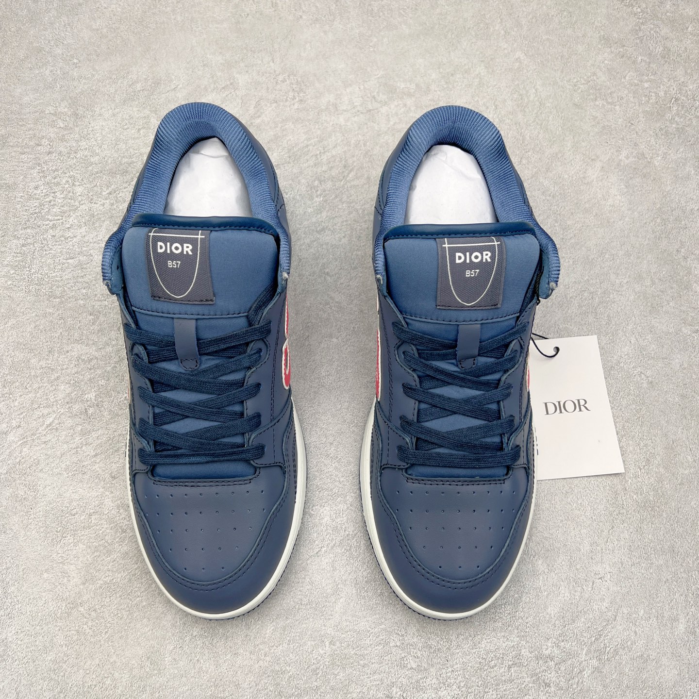 图片[2]-STONE ISLAND x Dior B57系列 石头岛联名迪奥情侣款休闲运动鞋CD滑板鞋 原版购入开发 这款B57中帮运动鞋是二零二四春季男装系列新品 重新诠释篮球鞋设计 成为 Dior 的经典单品 采用灰色和白色光滑牛皮革精心制作 侧面饰以米色和黑色 Oblique 印花标志 鞋舌、鞋底和后侧饰以各种特色细节提升格调 而孔眼细节、缉面线和橡胶镶片更是突显其运动风格的动感魅力 带有双色橡胶鞋底 可搭配各式服饰 打造精致造型 尺码：35-46-选品中心