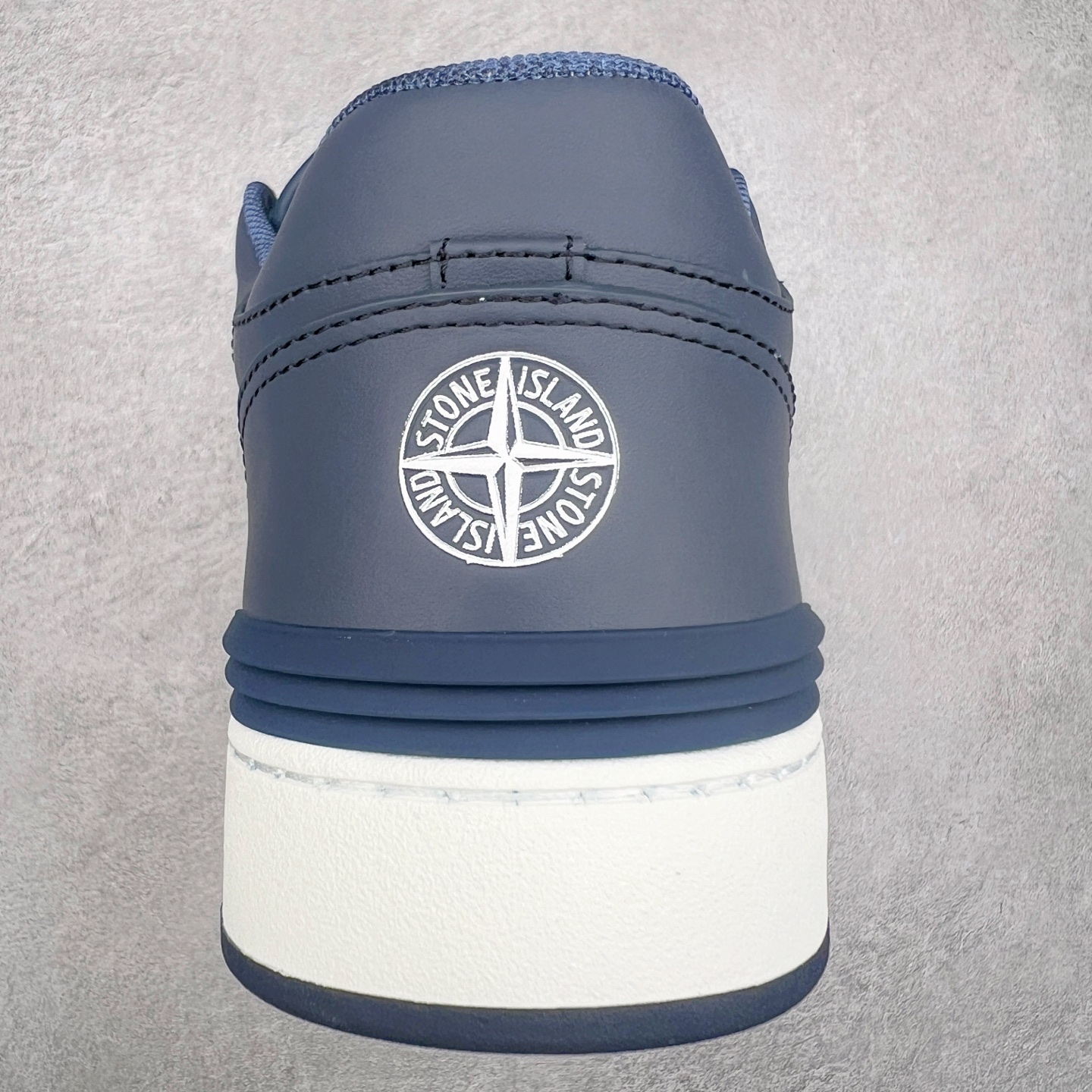 图片[8]-STONE ISLAND x Dior B57系列 石头岛联名迪奥情侣款休闲运动鞋CD滑板鞋 原版购入开发 这款B57中帮运动鞋是二零二四春季男装系列新品 重新诠释篮球鞋设计 成为 Dior 的经典单品 采用灰色和白色光滑牛皮革精心制作 侧面饰以米色和黑色 Oblique 印花标志 鞋舌、鞋底和后侧饰以各种特色细节提升格调 而孔眼细节、缉面线和橡胶镶片更是突显其运动风格的动感魅力 带有双色橡胶鞋底 可搭配各式服饰 打造精致造型 尺码：35-46-选品中心