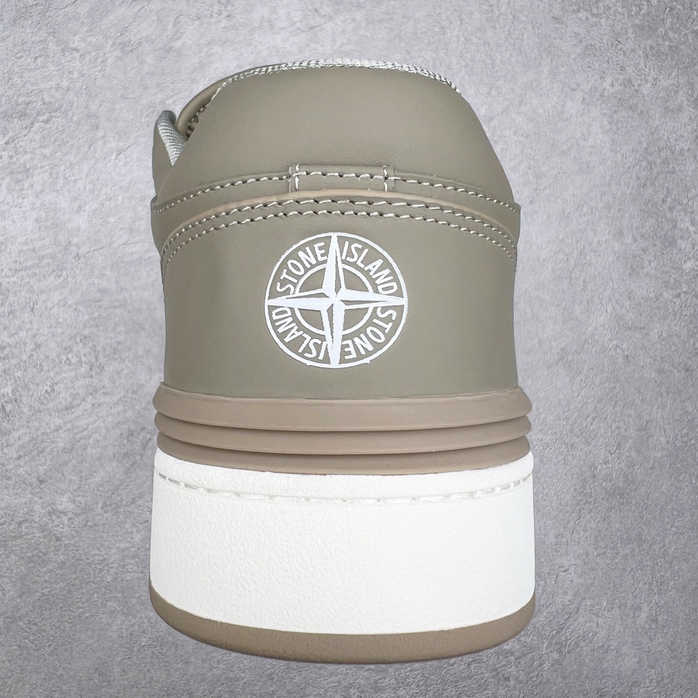 图片[8]-STONE ISLAND x Dior B57系列 石头岛联名迪奥情侣款休闲运动鞋CD滑板鞋 原版购入开发 这款B57中帮运动鞋是二零二四春季男装系列新品 重新诠释篮球鞋设计 成为 Dior 的经典单品 采用灰色和白色光滑牛皮革精心制作 侧面饰以米色和黑色 Oblique 印花标志 鞋舌、鞋底和后侧饰以各种特色细节提升格调 而孔眼细节、缉面线和橡胶镶片更是突显其运动风格的动感魅力 带有双色橡胶鞋底 可搭配各式服饰 打造精致造型 尺码：35-46-选品中心