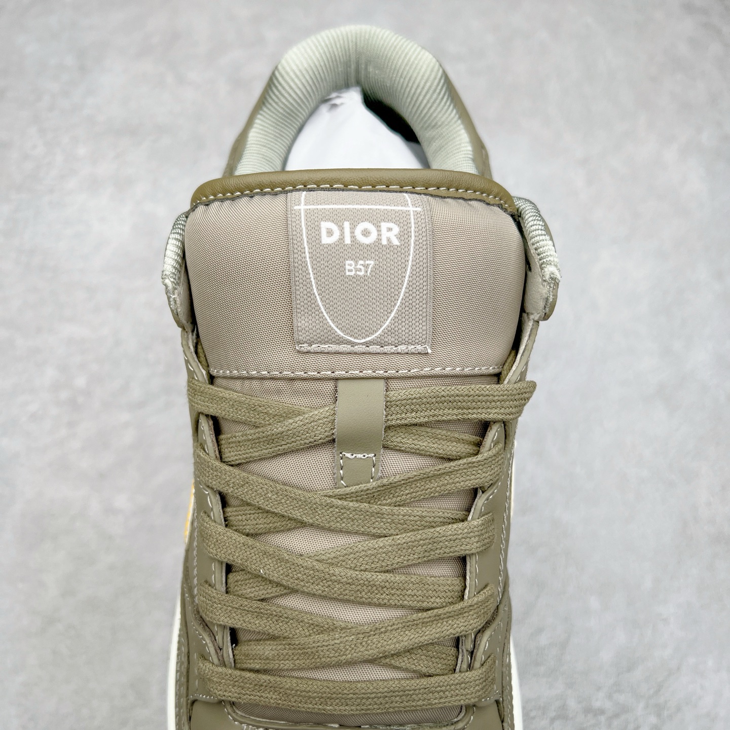 图片[5]-STONE ISLAND x Dior B57系列 石头岛联名迪奥情侣款休闲运动鞋CD滑板鞋 原版购入开发 这款B57中帮运动鞋是二零二四春季男装系列新品 重新诠释篮球鞋设计 成为 Dior 的经典单品 采用灰色和白色光滑牛皮革精心制作 侧面饰以米色和黑色 Oblique 印花标志 鞋舌、鞋底和后侧饰以各种特色细节提升格调 而孔眼细节、缉面线和橡胶镶片更是突显其运动风格的动感魅力 带有双色橡胶鞋底 可搭配各式服饰 打造精致造型 尺码：35-46-选品中心