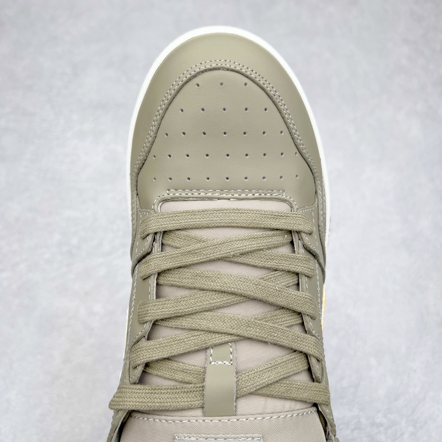 图片[4]-STONE ISLAND x Dior B57系列 石头岛联名迪奥情侣款休闲运动鞋CD滑板鞋 原版购入开发 这款B57中帮运动鞋是二零二四春季男装系列新品 重新诠释篮球鞋设计 成为 Dior 的经典单品 采用灰色和白色光滑牛皮革精心制作 侧面饰以米色和黑色 Oblique 印花标志 鞋舌、鞋底和后侧饰以各种特色细节提升格调 而孔眼细节、缉面线和橡胶镶片更是突显其运动风格的动感魅力 带有双色橡胶鞋底 可搭配各式服饰 打造精致造型 尺码：35-46-选品中心