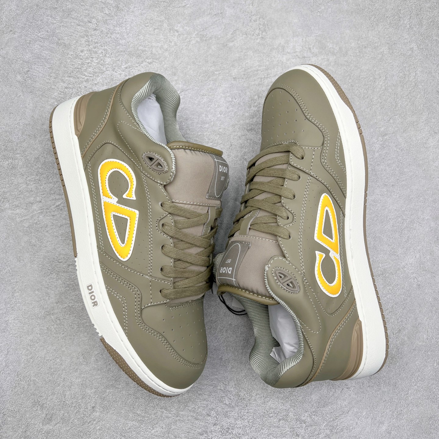 图片[3]-STONE ISLAND x Dior B57系列 石头岛联名迪奥情侣款休闲运动鞋CD滑板鞋 原版购入开发 这款B57中帮运动鞋是二零二四春季男装系列新品 重新诠释篮球鞋设计 成为 Dior 的经典单品 采用灰色和白色光滑牛皮革精心制作 侧面饰以米色和黑色 Oblique 印花标志 鞋舌、鞋底和后侧饰以各种特色细节提升格调 而孔眼细节、缉面线和橡胶镶片更是突显其运动风格的动感魅力 带有双色橡胶鞋底 可搭配各式服饰 打造精致造型 尺码：35-46-选品中心