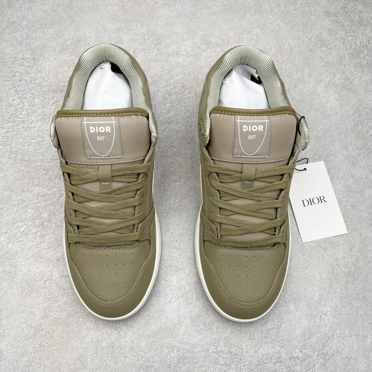 图片[2]-STONE ISLAND x Dior B57系列 石头岛联名迪奥情侣款休闲运动鞋CD滑板鞋 原版购入开发 这款B57中帮运动鞋是二零二四春季男装系列新品 重新诠释篮球鞋设计 成为 Dior 的经典单品 采用灰色和白色光滑牛皮革精心制作 侧面饰以米色和黑色 Oblique 印花标志 鞋舌、鞋底和后侧饰以各种特色细节提升格调 而孔眼细节、缉面线和橡胶镶片更是突显其运动风格的动感魅力 带有双色橡胶鞋底 可搭配各式服饰 打造精致造型 尺码：35-46-选品中心