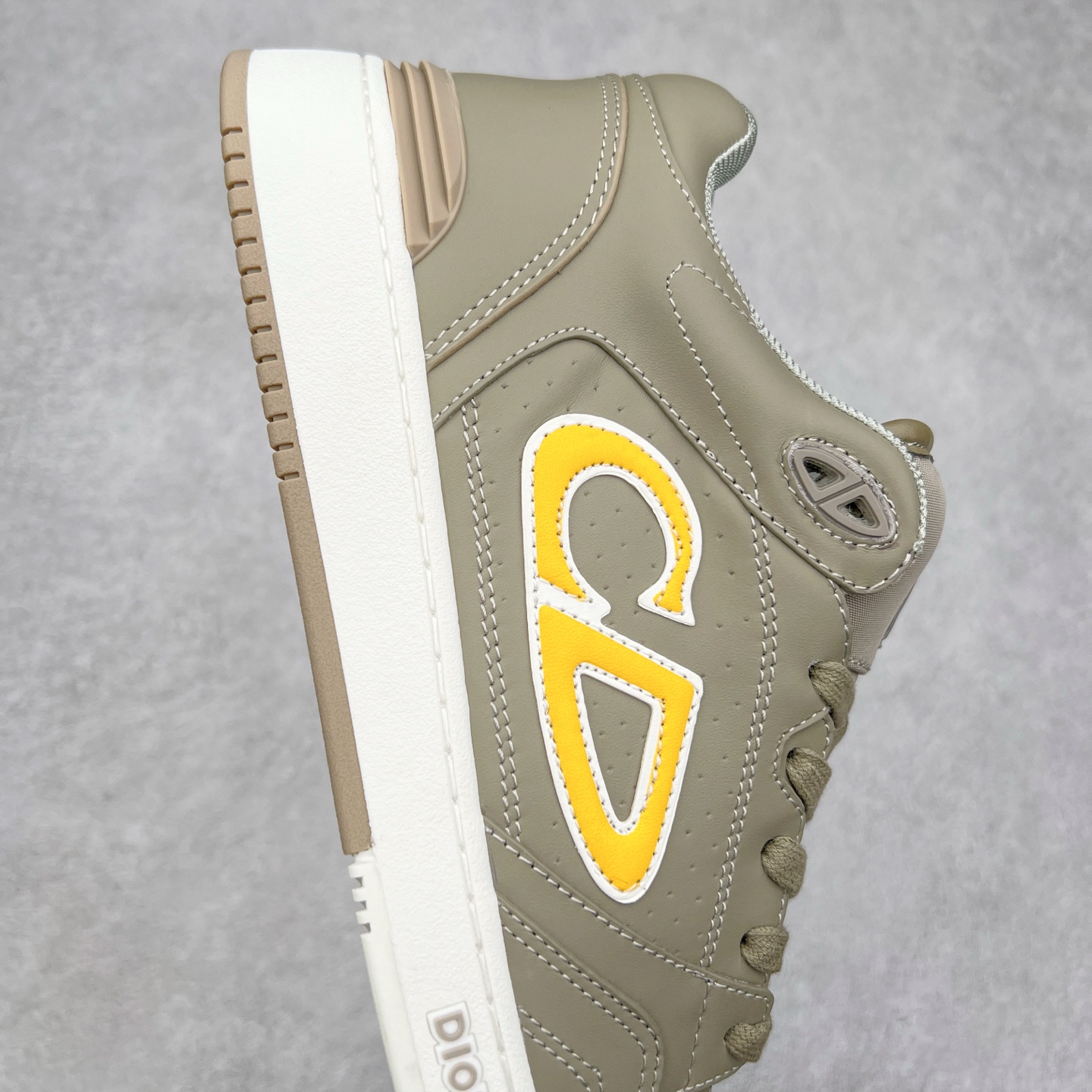 图片[6]-STONE ISLAND x Dior B57系列 石头岛联名迪奥情侣款休闲运动鞋CD滑板鞋 原版购入开发 这款B57中帮运动鞋是二零二四春季男装系列新品 重新诠释篮球鞋设计 成为 Dior 的经典单品 采用灰色和白色光滑牛皮革精心制作 侧面饰以米色和黑色 Oblique 印花标志 鞋舌、鞋底和后侧饰以各种特色细节提升格调 而孔眼细节、缉面线和橡胶镶片更是突显其运动风格的动感魅力 带有双色橡胶鞋底 可搭配各式服饰 打造精致造型 尺码：35-46-选品中心