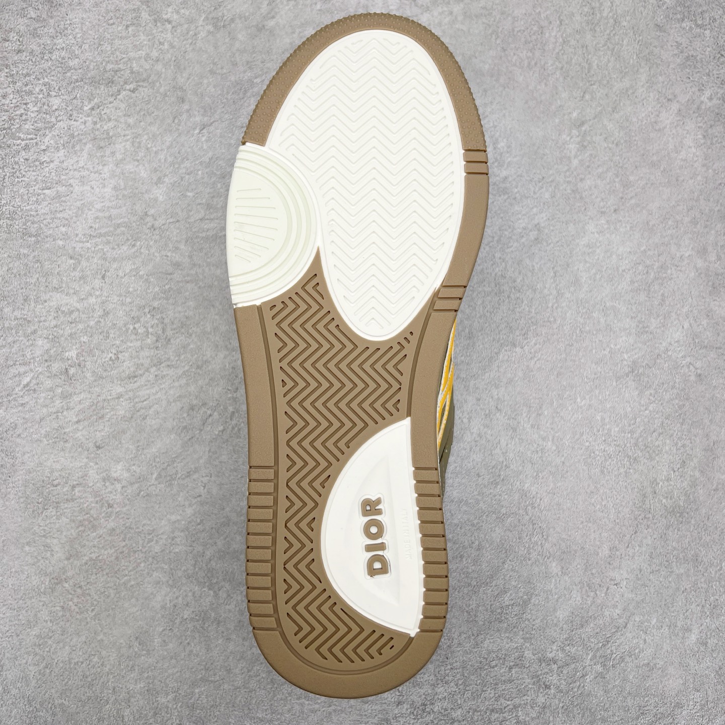 图片[9]-STONE ISLAND x Dior B57系列 石头岛联名迪奥情侣款休闲运动鞋CD滑板鞋 原版购入开发 这款B57中帮运动鞋是二零二四春季男装系列新品 重新诠释篮球鞋设计 成为 Dior 的经典单品 采用灰色和白色光滑牛皮革精心制作 侧面饰以米色和黑色 Oblique 印花标志 鞋舌、鞋底和后侧饰以各种特色细节提升格调 而孔眼细节、缉面线和橡胶镶片更是突显其运动风格的动感魅力 带有双色橡胶鞋底 可搭配各式服饰 打造精致造型 尺码：35-46-选品中心