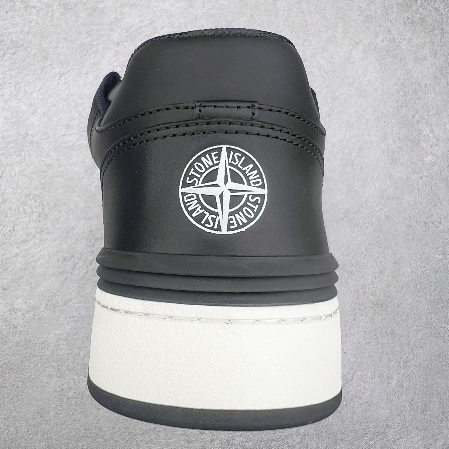 图片[8]-STONE ISLAND x Dior B57系列 石头岛联名迪奥情侣款休闲运动鞋CD滑板鞋 原版购入开发 这款B57中帮运动鞋是二零二四春季男装系列新品 重新诠释篮球鞋设计 成为 Dior 的经典单品 采用灰色和白色光滑牛皮革精心制作 侧面饰以米色和黑色 Oblique 印花标志 鞋舌、鞋底和后侧饰以各种特色细节提升格调 而孔眼细节、缉面线和橡胶镶片更是突显其运动风格的动感魅力 带有双色橡胶鞋底 可搭配各式服饰 打造精致造型 尺码：35-46-选品中心