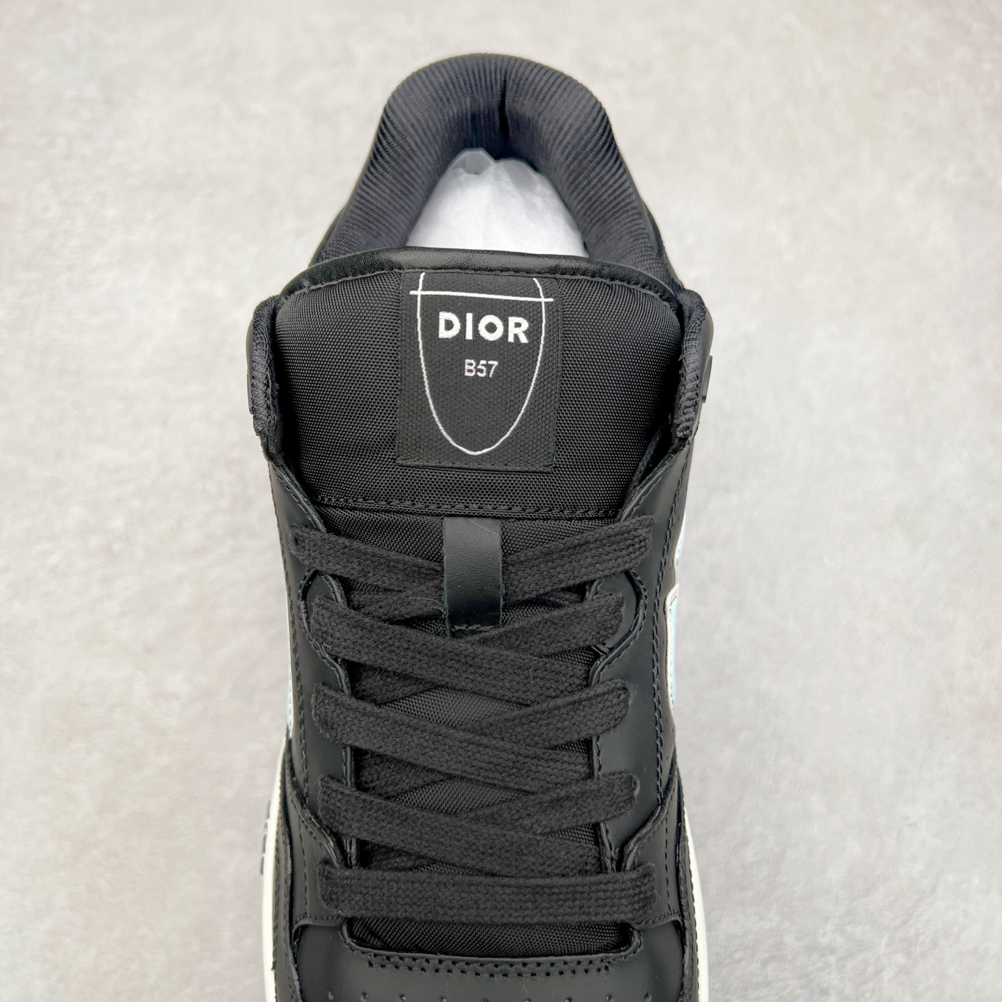 图片[5]-STONE ISLAND x Dior B57系列 石头岛联名迪奥情侣款休闲运动鞋CD滑板鞋 原版购入开发 这款B57中帮运动鞋是二零二四春季男装系列新品 重新诠释篮球鞋设计 成为 Dior 的经典单品 采用灰色和白色光滑牛皮革精心制作 侧面饰以米色和黑色 Oblique 印花标志 鞋舌、鞋底和后侧饰以各种特色细节提升格调 而孔眼细节、缉面线和橡胶镶片更是突显其运动风格的动感魅力 带有双色橡胶鞋底 可搭配各式服饰 打造精致造型 尺码：35-46-选品中心