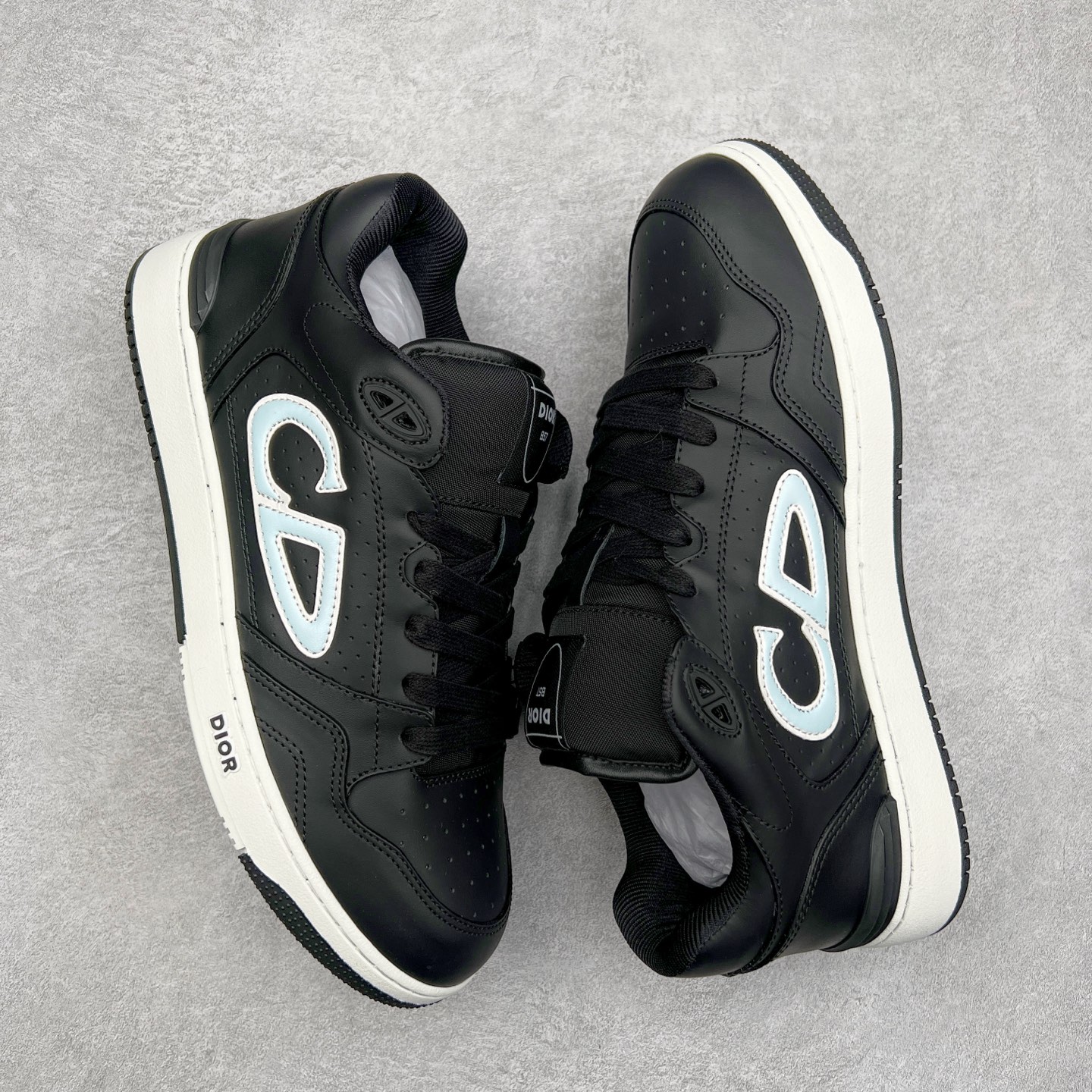 图片[3]-STONE ISLAND x Dior B57系列 石头岛联名迪奥情侣款休闲运动鞋CD滑板鞋 原版购入开发 这款B57中帮运动鞋是二零二四春季男装系列新品 重新诠释篮球鞋设计 成为 Dior 的经典单品 采用灰色和白色光滑牛皮革精心制作 侧面饰以米色和黑色 Oblique 印花标志 鞋舌、鞋底和后侧饰以各种特色细节提升格调 而孔眼细节、缉面线和橡胶镶片更是突显其运动风格的动感魅力 带有双色橡胶鞋底 可搭配各式服饰 打造精致造型 尺码：35-46-选品中心