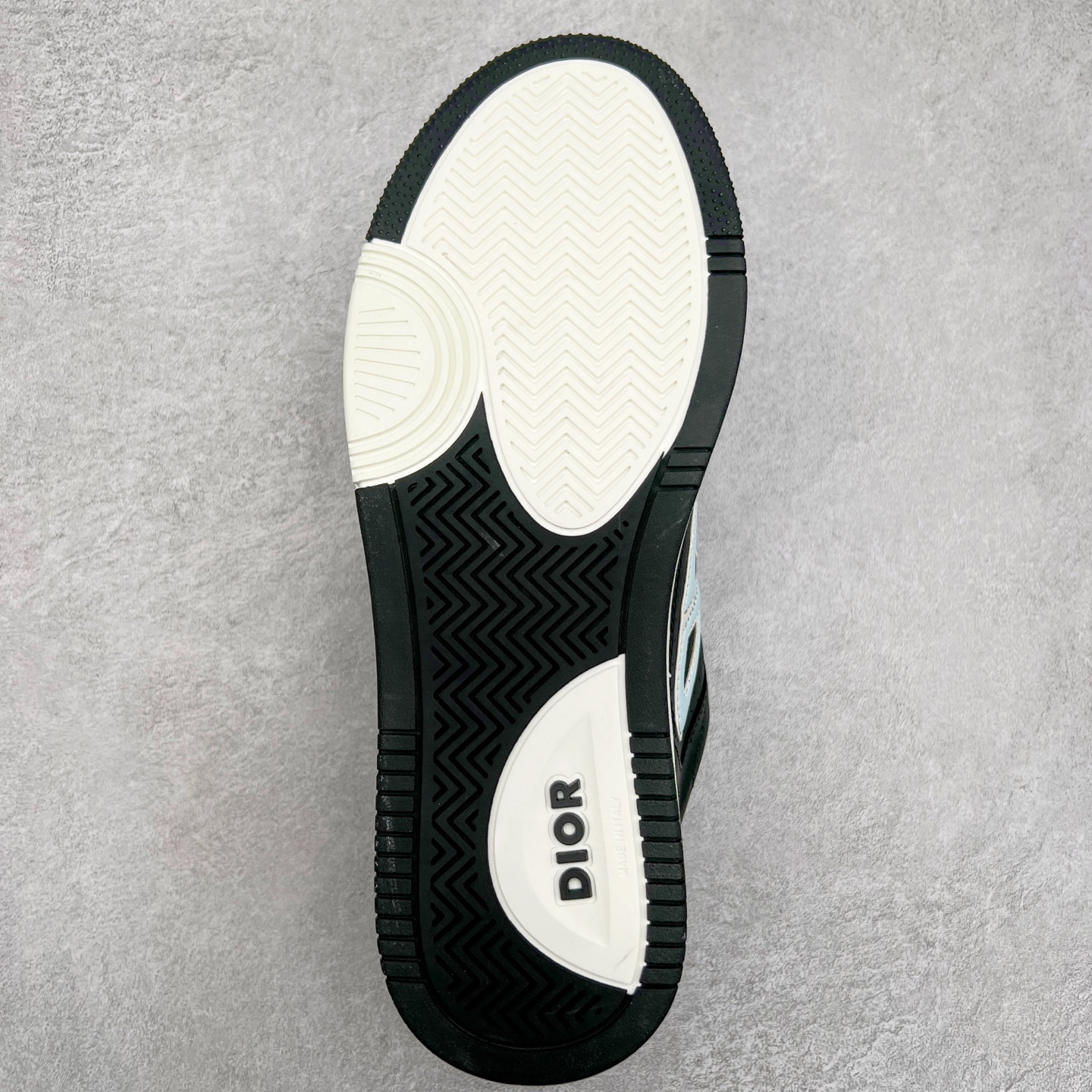 图片[9]-STONE ISLAND x Dior B57系列 石头岛联名迪奥情侣款休闲运动鞋CD滑板鞋 原版购入开发 这款B57中帮运动鞋是二零二四春季男装系列新品 重新诠释篮球鞋设计 成为 Dior 的经典单品 采用灰色和白色光滑牛皮革精心制作 侧面饰以米色和黑色 Oblique 印花标志 鞋舌、鞋底和后侧饰以各种特色细节提升格调 而孔眼细节、缉面线和橡胶镶片更是突显其运动风格的动感魅力 带有双色橡胶鞋底 可搭配各式服饰 打造精致造型 尺码：35-46-选品中心