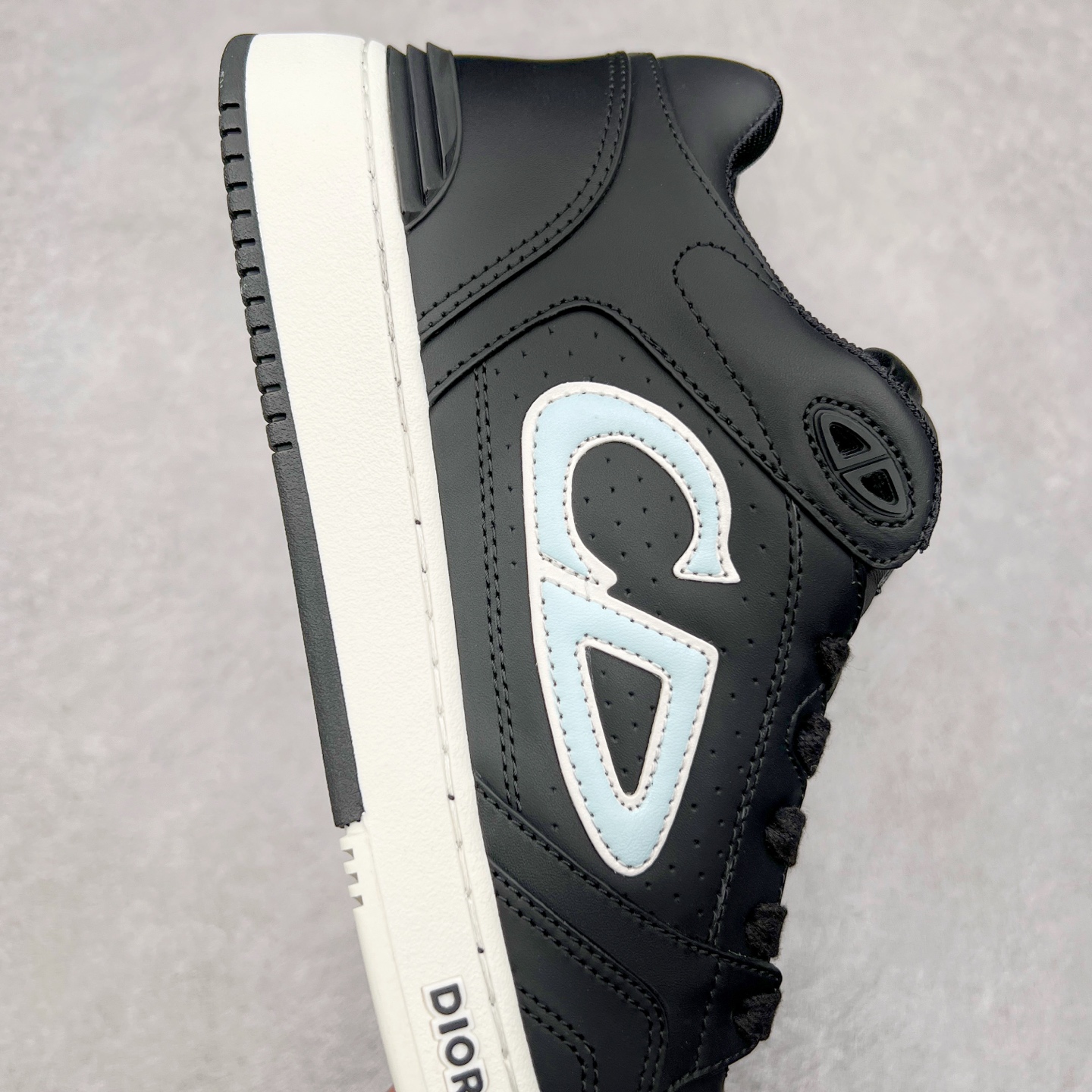图片[6]-STONE ISLAND x Dior B57系列 石头岛联名迪奥情侣款休闲运动鞋CD滑板鞋 原版购入开发 这款B57中帮运动鞋是二零二四春季男装系列新品 重新诠释篮球鞋设计 成为 Dior 的经典单品 采用灰色和白色光滑牛皮革精心制作 侧面饰以米色和黑色 Oblique 印花标志 鞋舌、鞋底和后侧饰以各种特色细节提升格调 而孔眼细节、缉面线和橡胶镶片更是突显其运动风格的动感魅力 带有双色橡胶鞋底 可搭配各式服饰 打造精致造型 尺码：35-46-选品中心