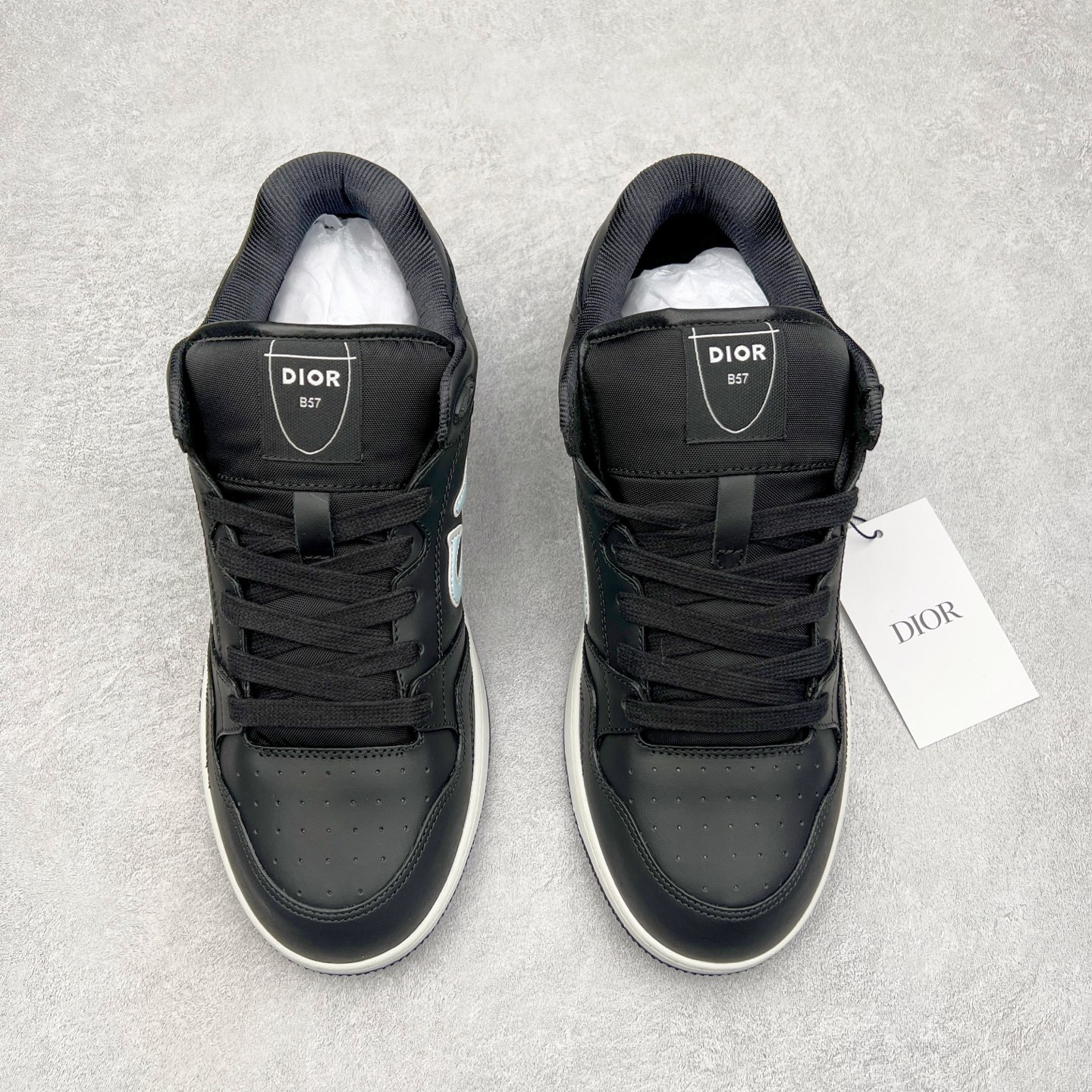 图片[2]-STONE ISLAND x Dior B57系列 石头岛联名迪奥情侣款休闲运动鞋CD滑板鞋 原版购入开发 这款B57中帮运动鞋是二零二四春季男装系列新品 重新诠释篮球鞋设计 成为 Dior 的经典单品 采用灰色和白色光滑牛皮革精心制作 侧面饰以米色和黑色 Oblique 印花标志 鞋舌、鞋底和后侧饰以各种特色细节提升格调 而孔眼细节、缉面线和橡胶镶片更是突显其运动风格的动感魅力 带有双色橡胶鞋底 可搭配各式服饰 打造精致造型 尺码：35-46-选品中心