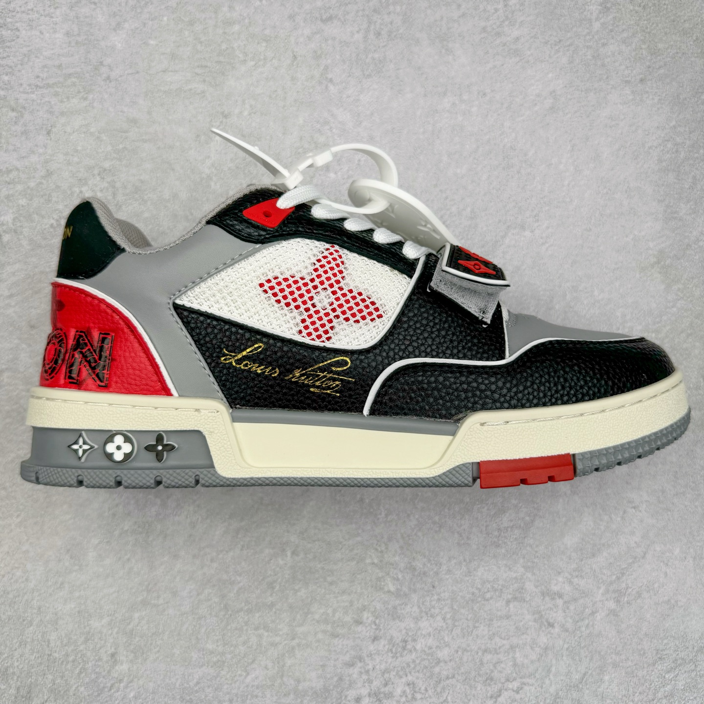 图片[3]-Louis Vuitton Trainer lv时装走秀运动鞋 完美鞋型超高的清洁度 零毛边线头瑕疵 全套原楦原纸版原鞋开模 全网最具灵魂的版型 正确原装黄色鞋盒 正确中底印花 鞋面印花3D高频深度立体 全鞋电脑针车 紧密相连 针距密度一致 环保乳胶注塑鞋垫 厚度脚感还原原版 皮面裁剪部位 统一油边封口工艺 原装橡胶大底含胶量大底组合零偏差 专柜全套包装 防尘袋 说明书 质保卡 男女鞋 尺码：35 36 37 38 39 40 41 42 43 44 45-选品中心