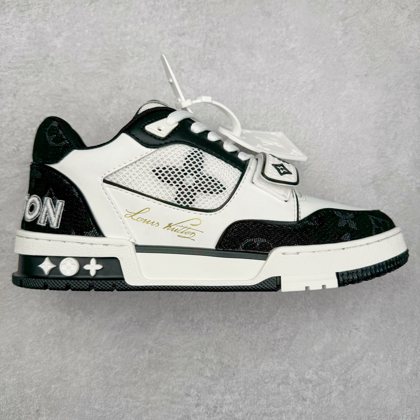 图片[8]-Louis Vuitton Trainer lv时装走秀运动鞋 完美鞋型超高的清洁度 零毛边线头瑕疵 全套原楦原纸版原鞋开模 全网最具灵魂的版型 正确原装黄色鞋盒 正确中底印花 鞋面印花3D高频深度立体 全鞋电脑针车 紧密相连 针距密度一致 环保乳胶注塑鞋垫 厚度脚感还原原版 皮面裁剪部位 统一油边封口工艺 原装橡胶大底含胶量大底组合零偏差 专柜全套包装 防尘袋 说明书 质保卡 男女鞋 尺码：35 36 37 38 39 40 41 42 43 44 45-选品中心