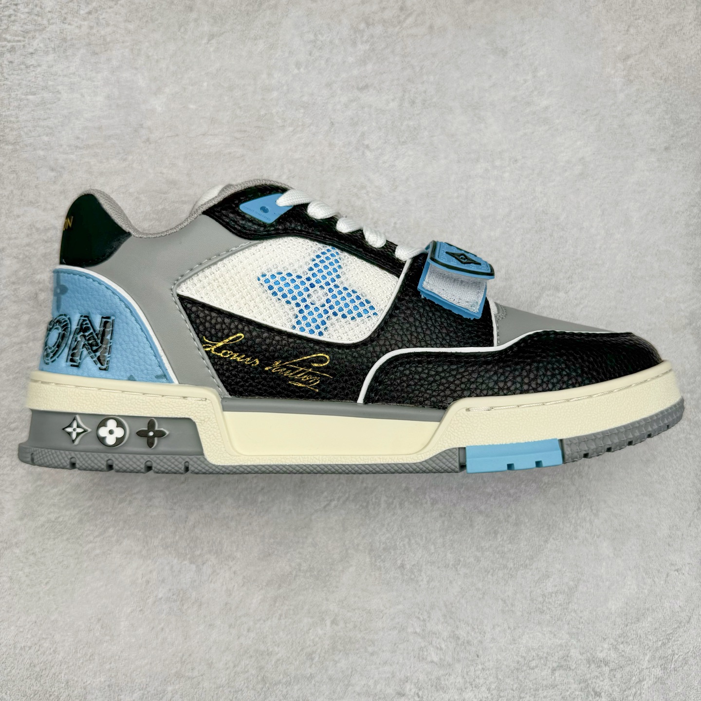 图片[11]-Louis Vuitton Trainer lv时装走秀运动鞋 完美鞋型超高的清洁度 零毛边线头瑕疵 全套原楦原纸版原鞋开模 全网最具灵魂的版型 正确原装黄色鞋盒 正确中底印花 鞋面印花3D高频深度立体 全鞋电脑针车 紧密相连 针距密度一致 环保乳胶注塑鞋垫 厚度脚感还原原版 皮面裁剪部位 统一油边封口工艺 原装橡胶大底含胶量大底组合零偏差 专柜全套包装 防尘袋 说明书 质保卡 男女鞋 尺码：35 36 37 38 39 40 41 42 43 44 45-选品中心