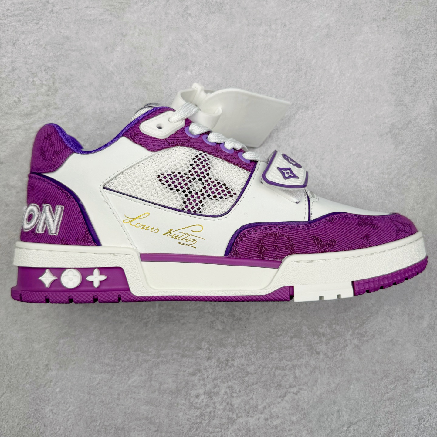 图片[2]-Louis Vuitton Trainer lv时装走秀运动鞋 完美鞋型超高的清洁度 零毛边线头瑕疵 全套原楦原纸版原鞋开模 全网最具灵魂的版型 正确原装黄色鞋盒 正确中底印花 鞋面印花3D高频深度立体 全鞋电脑针车 紧密相连 针距密度一致 环保乳胶注塑鞋垫 厚度脚感还原原版 皮面裁剪部位 统一油边封口工艺 原装橡胶大底含胶量大底组合零偏差 专柜全套包装 防尘袋 说明书 质保卡 男女鞋 尺码：35 36 37 38 39 40 41 42 43 44 45-选品中心