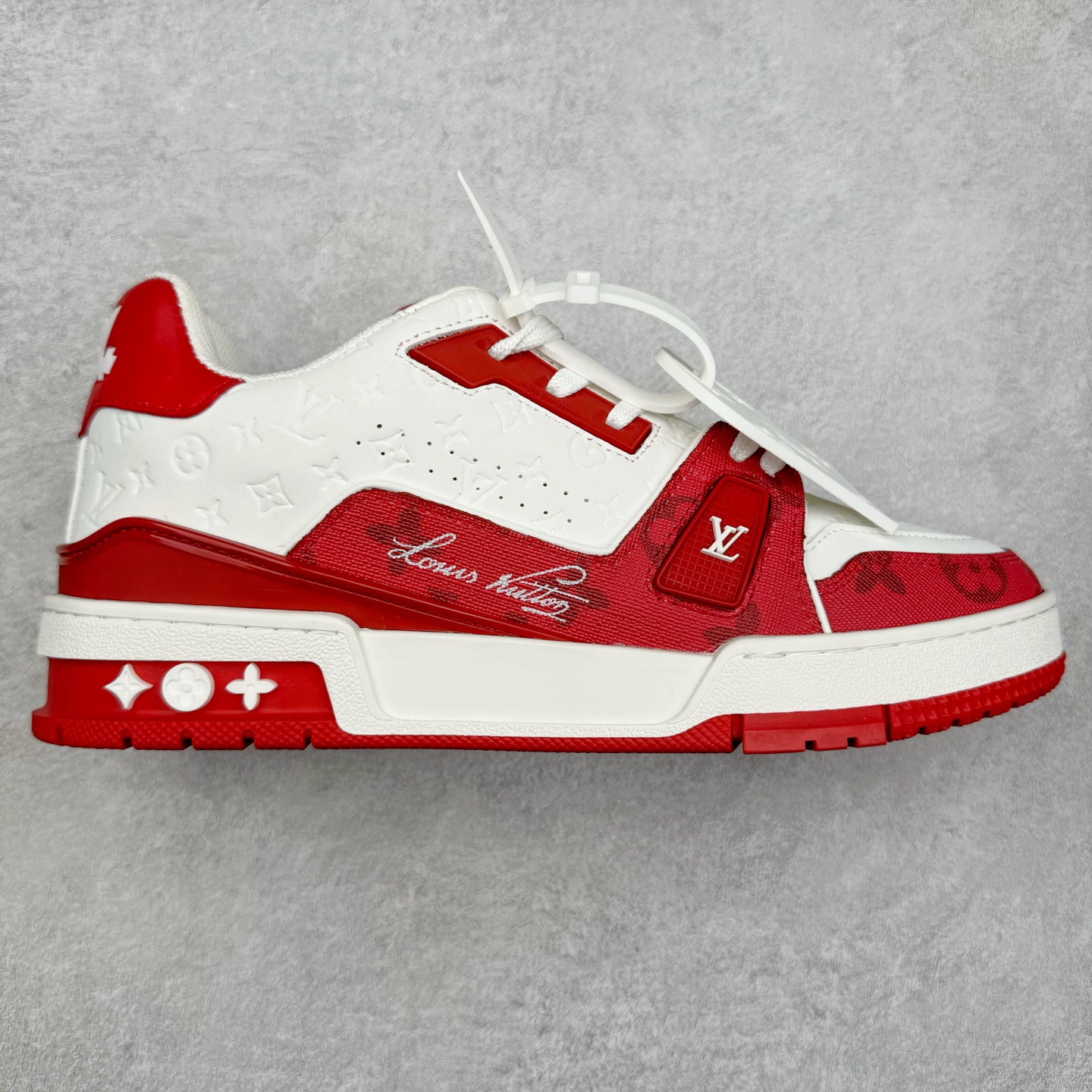 图片[5]-Louis Vuitton Trainer lv时装走秀运动鞋 完美鞋型超高的清洁度 零毛边线头瑕疵 全套原楦原纸版原鞋开模 全网最具灵魂的版型 正确原装黄色鞋盒 正确中底印花 鞋面印花3D高频深度立体 全鞋电脑针车 紧密相连 针距密度一致 环保乳胶注塑鞋垫 厚度脚感还原原版 皮面裁剪部位 统一油边封口工艺 原装橡胶大底含胶量大底组合零偏差 专柜全套包装 防尘袋 说明书 质保卡 男女鞋 尺码：35 36 37 38 39 40 41 42 43 44 45-选品中心