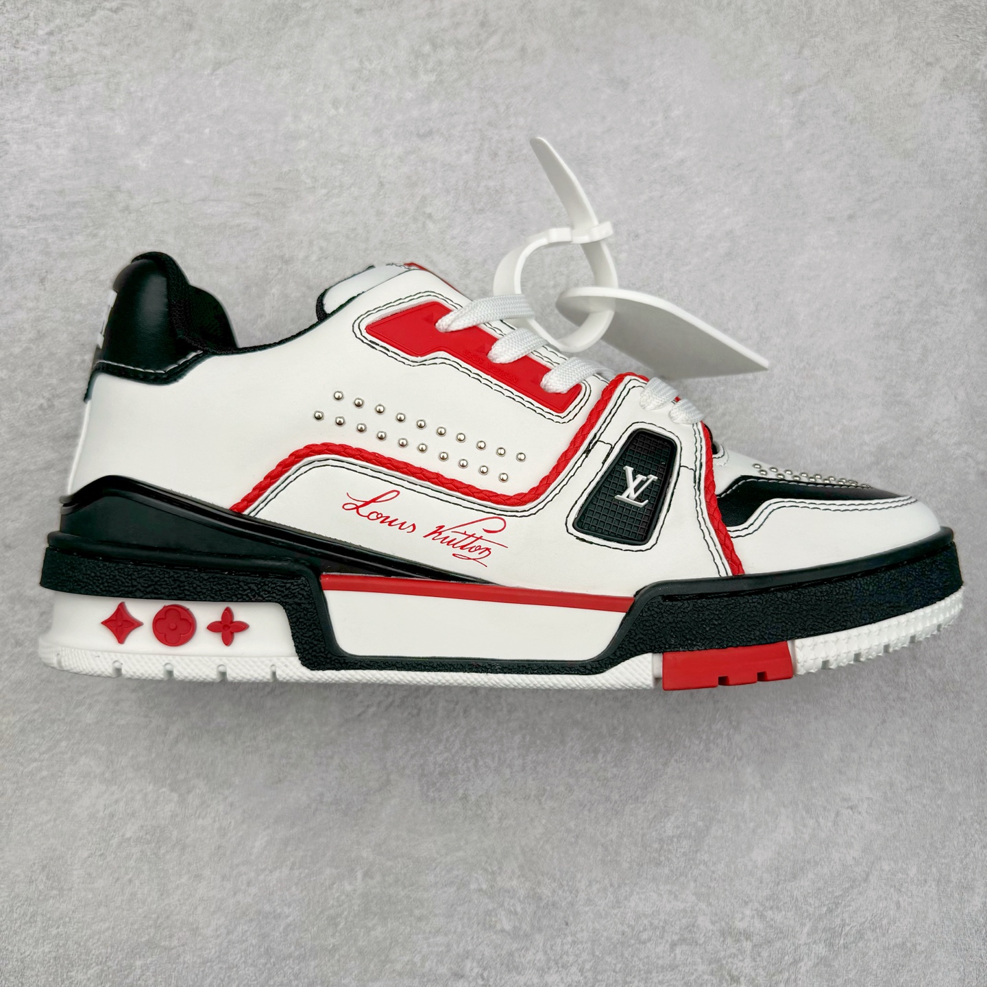 图片[9]-Louis Vuitton Trainer lv时装走秀运动鞋 完美鞋型超高的清洁度 零毛边线头瑕疵 全套原楦原纸版原鞋开模 全网最具灵魂的版型 正确原装黄色鞋盒 正确中底印花 鞋面印花3D高频深度立体 全鞋电脑针车 紧密相连 针距密度一致 环保乳胶注塑鞋垫 厚度脚感还原原版 皮面裁剪部位 统一油边封口工艺 原装橡胶大底含胶量大底组合零偏差 专柜全套包装 防尘袋 说明书 质保卡 男女鞋 尺码：35 36 37 38 39 40 41 42 43 44 45-选品中心