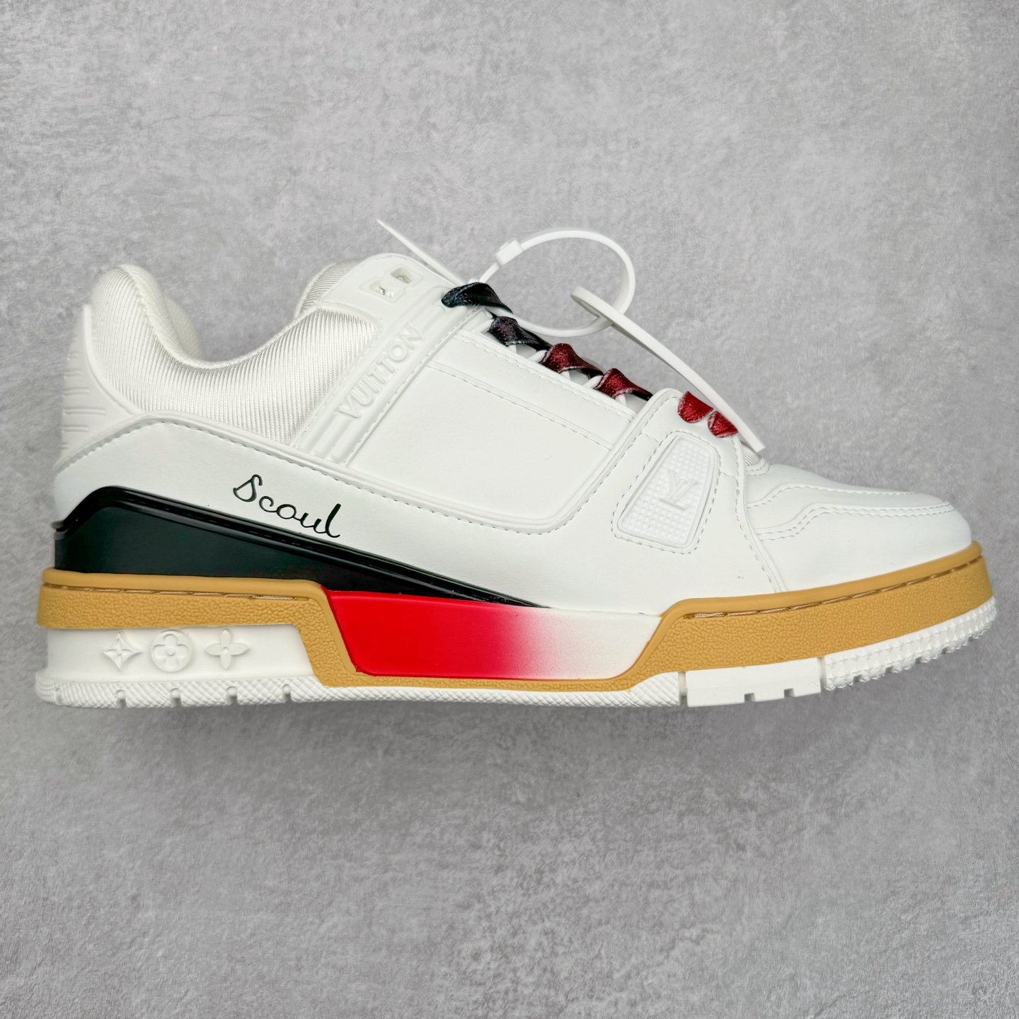 Louis Vuitton Trainer lv时装走秀运动鞋 完美鞋型超高的清洁度 零毛边线头瑕疵 全套原楦原纸版原鞋开模 全网最具灵魂的版型 正确原装黄色鞋盒 正确中底印花 鞋面印花3D高频深度立体 全鞋电脑针车 紧密相连 针距密度一致 环保乳胶注塑鞋垫 厚度脚感还原原版 皮面裁剪部位 统一油边封口工艺 原装橡胶大底含胶量大底组合零偏差 专柜全套包装 防尘袋 说明书 质保卡 男女鞋 尺码：35 36 37 38 39 40 41 42 43 44 45-选品中心