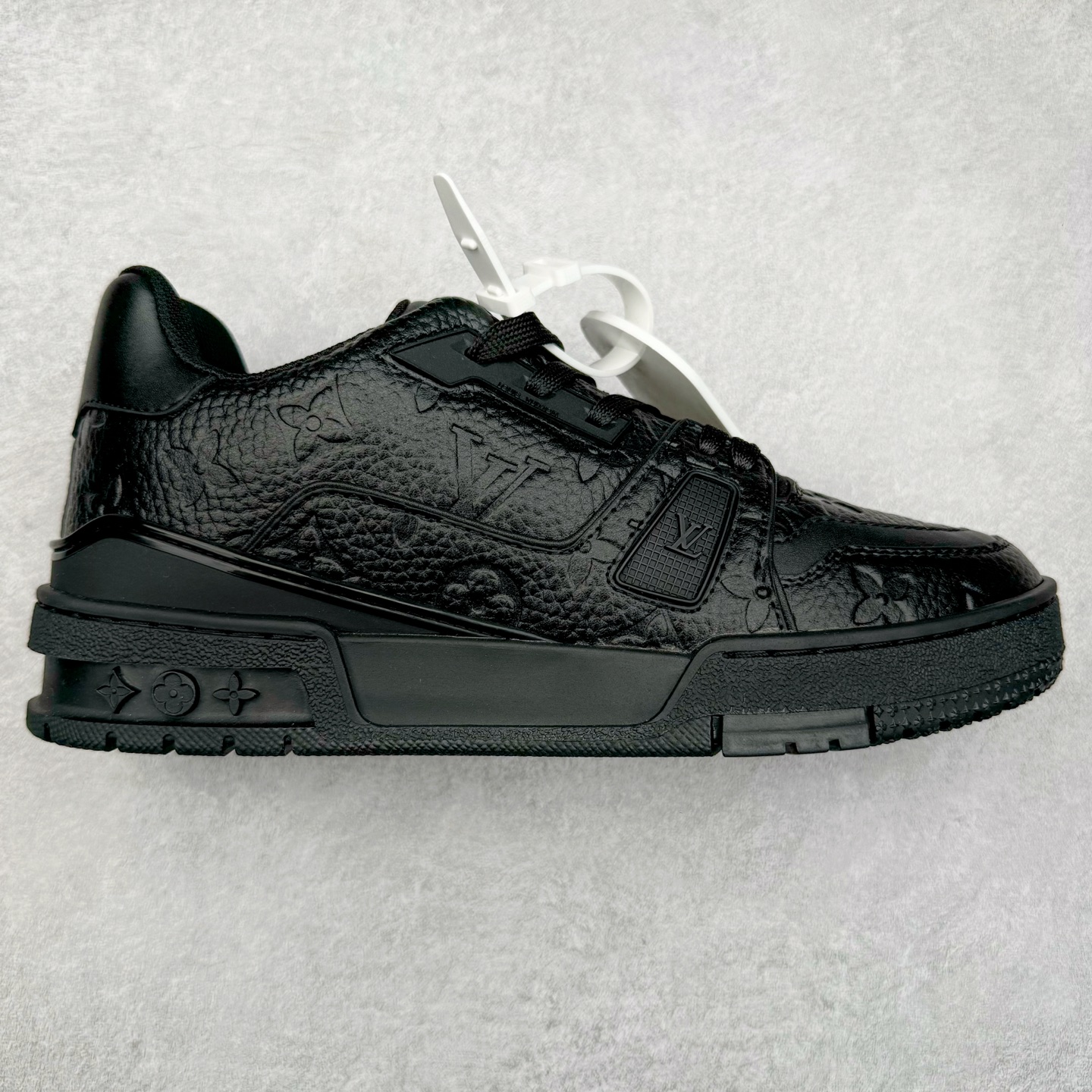 图片[4]-Louis Vuitton Trainer lv时装走秀运动鞋 完美鞋型超高的清洁度 零毛边线头瑕疵 全套原楦原纸版原鞋开模 全网最具灵魂的版型 正确原装黄色鞋盒 正确中底印花 鞋面印花3D高频深度立体 全鞋电脑针车 紧密相连 针距密度一致 环保乳胶注塑鞋垫 厚度脚感还原原版 皮面裁剪部位 统一油边封口工艺 原装橡胶大底含胶量大底组合零偏差 专柜全套包装 防尘袋 说明书 质保卡 男女鞋 尺码：35 36 37 38 39 40 41 42 43 44 45-选品中心