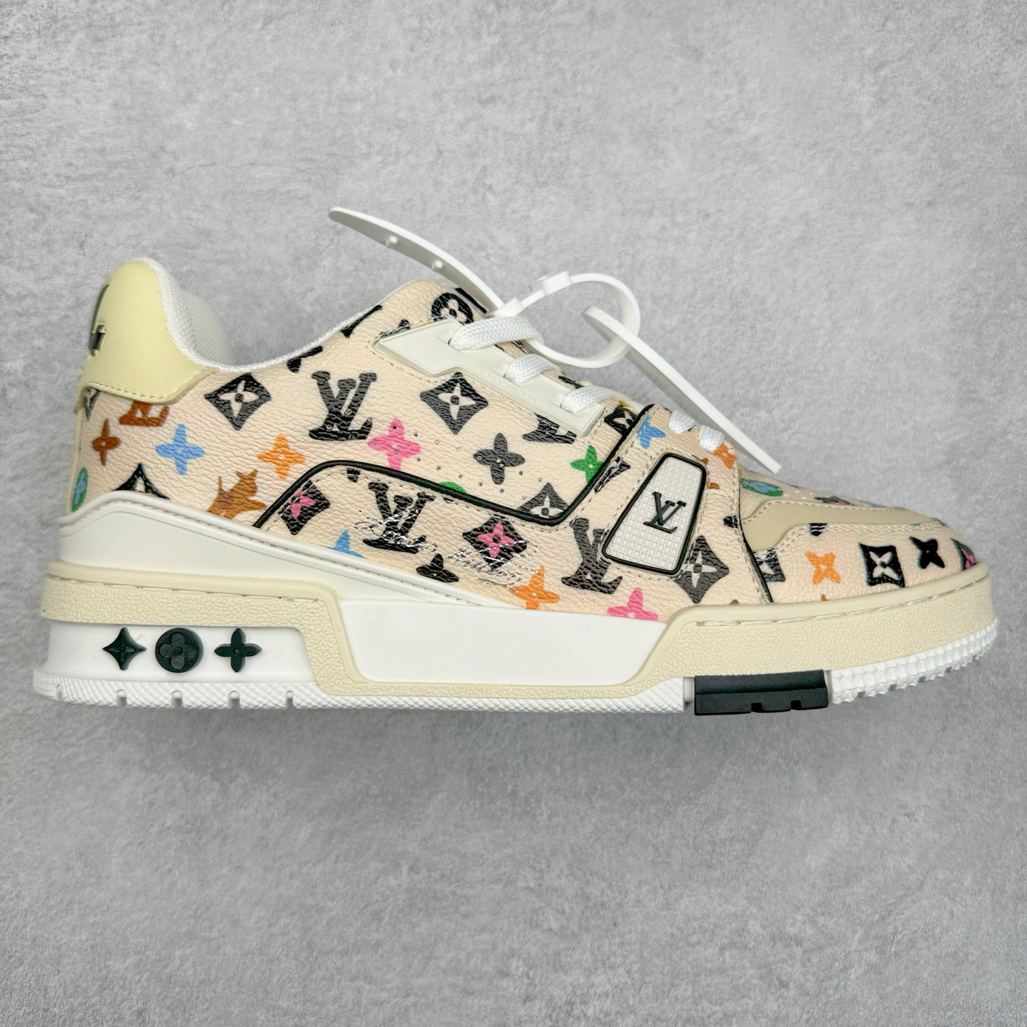 图片[7]-Louis Vuitton Trainer lv时装走秀运动鞋 完美鞋型超高的清洁度 零毛边线头瑕疵 全套原楦原纸版原鞋开模 全网最具灵魂的版型 正确原装黄色鞋盒 正确中底印花 鞋面印花3D高频深度立体 全鞋电脑针车 紧密相连 针距密度一致 环保乳胶注塑鞋垫 厚度脚感还原原版 皮面裁剪部位 统一油边封口工艺 原装橡胶大底含胶量大底组合零偏差 专柜全套包装 防尘袋 说明书 质保卡 男女鞋 尺码：35 36 37 38 39 40 41 42 43 44 45-选品中心