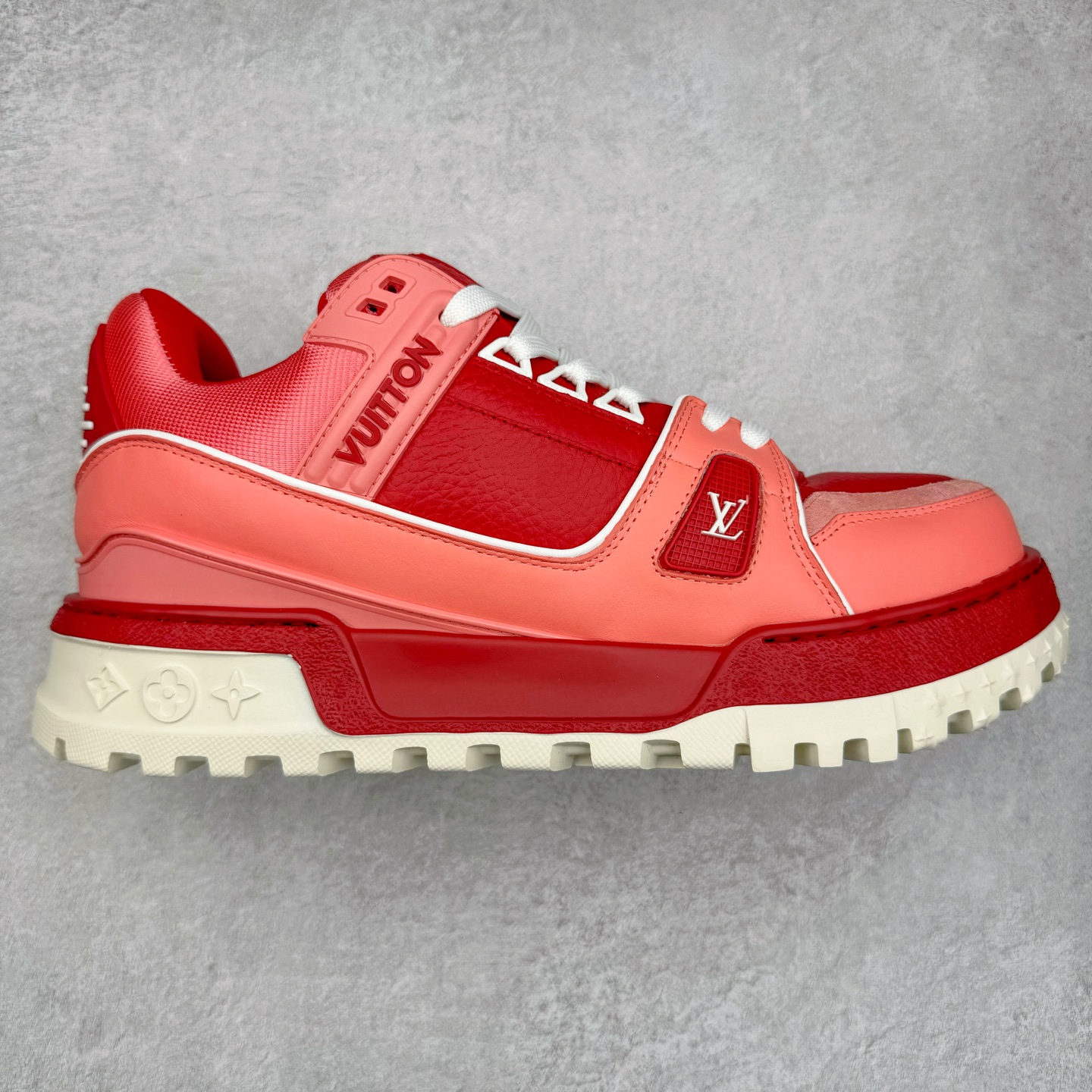 lv Trainer Maxi 小胖丁系列面包鞋 驴牌23S时尚走秀款 原版购入开发历时半年开发打造 原版完美楦型 多次调试 达到还原99% 鞋面独家订制细柔小牛皮 厚实织物鞋带 独家私模超轻TPU大底 原配扣子串珠 正确原装黄色鞋盒 正确中底印花 鞋面印花3D高频深度立体 全鞋电脑针车 紧密相连 针距密度一致 皮面裁剪部位 统一油边封口工艺 备受瞩目火热面包鞋再次拉满流量 各地网红上脚 立体饱满的彩色面包鞋身 超大版型重新诠释了 Virgil Abloh大热lv运动时装鞋 完美增高5CM Size 36 37 38 39 40 41 42 43 44 45-选品中心