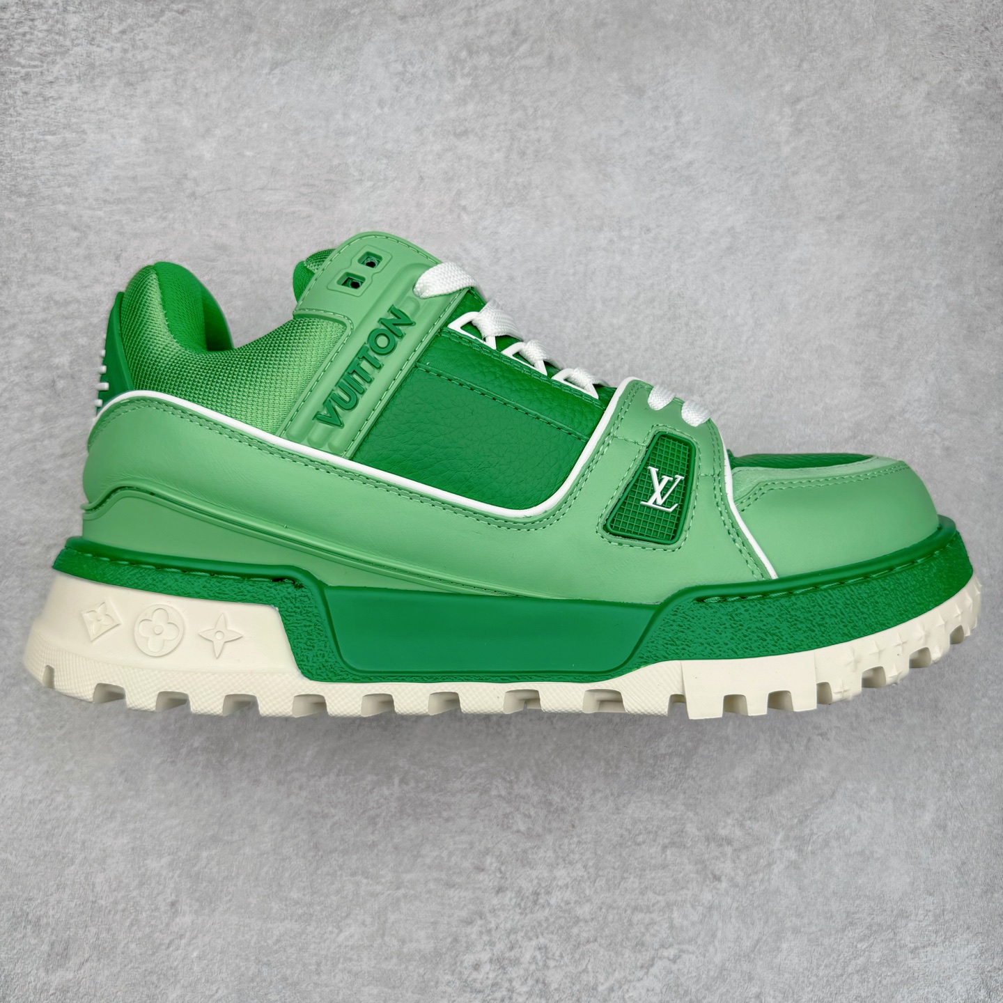 lv Trainer Maxi 小胖丁系列面包鞋 驴牌23S时尚走秀款 原版购入开发历时半年开发打造 原版完美楦型 多次调试 达到还原99% 鞋面独家订制细柔小牛皮 厚实织物鞋带 独家私模超轻TPU大底 原配扣子串珠 正确原装黄色鞋盒 正确中底印花 鞋面印花3D高频深度立体 全鞋电脑针车 紧密相连 针距密度一致 皮面裁剪部位 统一油边封口工艺 备受瞩目火热面包鞋再次拉满流量 各地网红上脚 立体饱满的彩色面包鞋身 超大版型重新诠释了 Virgil Abloh大热lv运动时装鞋 完美增高5CM Size 36 37 38 39 40 41 42 43 44 45-选品中心