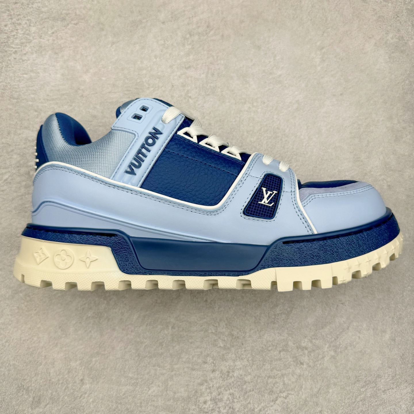 lv Trainer Maxi 小胖丁系列面包鞋 驴牌23S时尚走秀款 原版购入开发历时半年开发打造 原版完美楦型 多次调试 达到还原99% 鞋面独家订制细柔小牛皮 厚实织物鞋带 独家私模超轻TPU大底 原配扣子串珠 正确原装黄色鞋盒 正确中底印花 鞋面印花3D高频深度立体 全鞋电脑针车 紧密相连 针距密度一致 皮面裁剪部位 统一油边封口工艺 备受瞩目火热面包鞋再次拉满流量 各地网红上脚 立体饱满的彩色面包鞋身 超大版型重新诠释了 Virgil Abloh大热lv运动时装鞋 完美增高5CM Size 36 37 38 39 40 41 42 43 44 45-选品中心