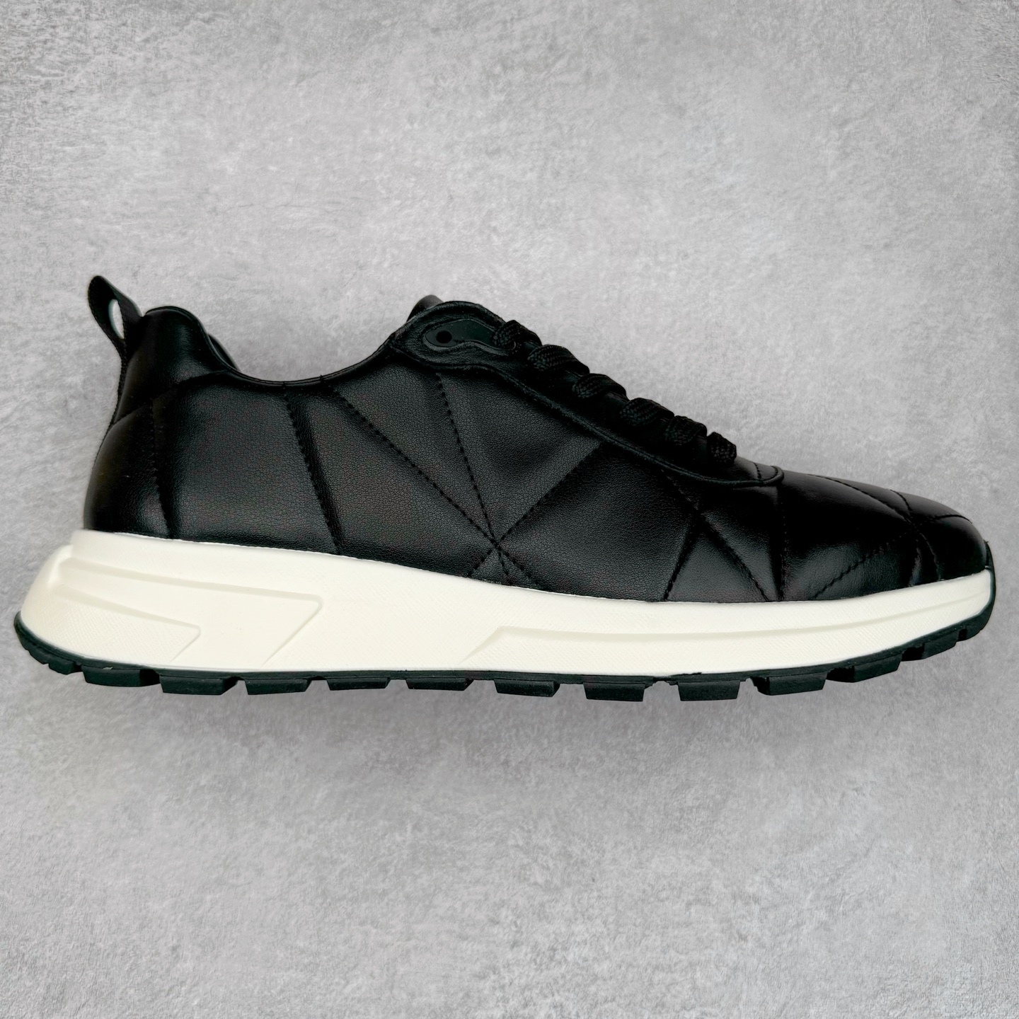 PRADA普拉达 厚底徽标系带运动休闲男鞋系列 广东大厂品质 专柜同步 大气个性更潮更抢眼更追求档次，它将颠覆旧念，与您共度时尚潮人必备! 面料采用原版进口小牛皮 牛皮内里垫脚 橡胶发泡大底 轻便防滑耐磨 脚感舒适 款式耐看做工精细 配以简洁利落的鞋楦 彰显男人的果敢和硬朗 尺码：39-44（皮鞋码）-选品中心