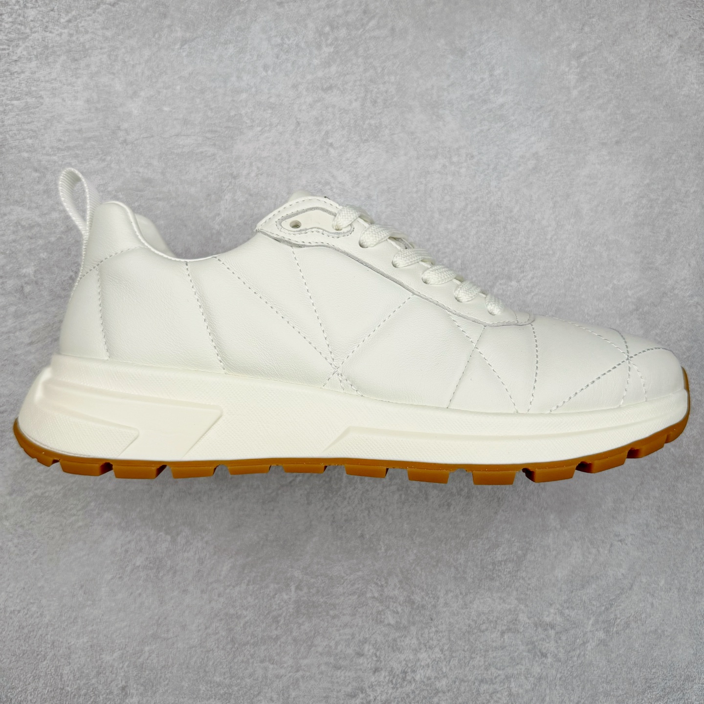 PRADA普拉达 厚底徽标系带运动休闲男鞋系列 广东大厂品质 专柜同步 大气个性更潮更抢眼更追求档次，它将颠覆旧念，与您共度时尚潮人必备! 面料采用原版进口小牛皮 牛皮内里垫脚 橡胶发泡大底 轻便防滑耐磨 脚感舒适 款式耐看做工精细 配以简洁利落的鞋楦 彰显男人的果敢和硬朗 尺码：39-44（皮鞋码）-选品中心