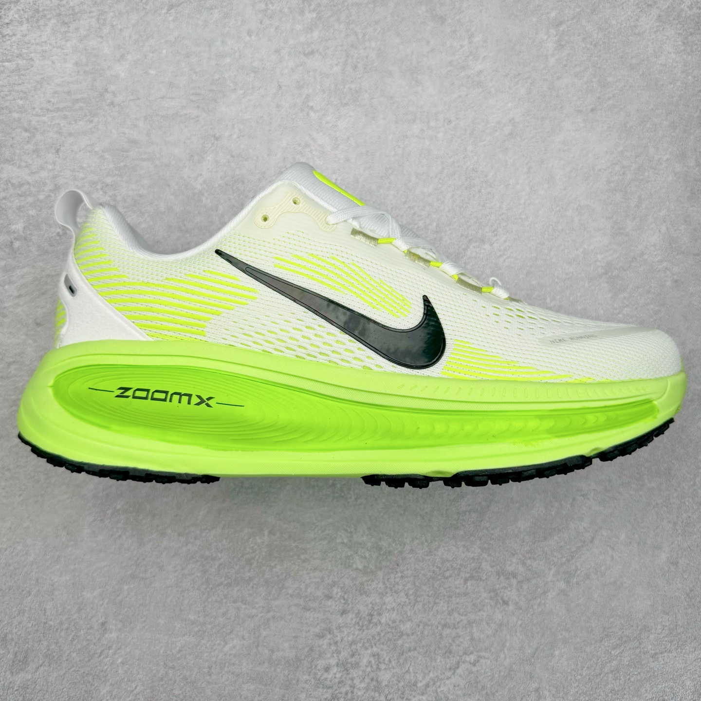 NK Air Zoom Vomero 18 轻便舒适公路跑步鞋 HM6804 质感柔软 弹力充沛 助力一路畅跑 乐享不停 厚实泡绵缔造舒适的回弹效果 铸就出色跑步表现 该鞋款轻盈透气 带你步入舒适新境界 疾速刺激感和非凡舒适脚感交织 定能让跑者在迈步间找到渴望已久的跑步乐趣 自如掌控跑步节奏、配速和里程 足底缓震配置赋予双足柔软舒适感受 助你一路畅跑 缓震设计 在双足触地时有助提供舒适脚感 搭载性能出众的 ZoomX 和 Cushlon 泡绵 营造柔软舒适脚感 助你稳稳迈步 基于跑者反馈 简化中底设计 带来出色舒适感 尺码：36 36.5 37.5 38 38.5 39 40 40.5 41 42 42.5 43 44 44.5 45-选品中心