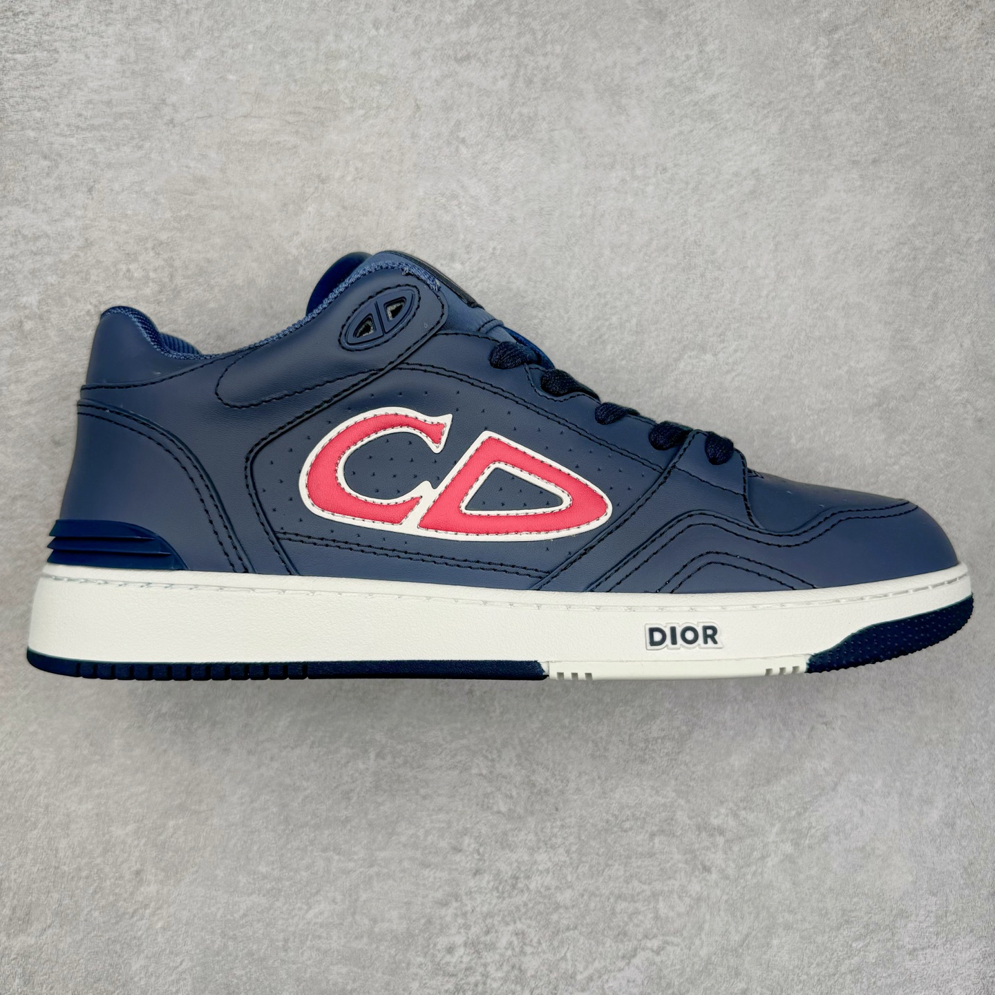 STONE ISLAND x Dior B57系列 石头岛联名迪奥情侣款休闲运动鞋CD滑板鞋 原版购入开发 这款B57中帮运动鞋是二零二四春季男装系列新品 重新诠释篮球鞋设计 成为 Dior 的经典单品 采用灰色和白色光滑牛皮革精心制作 侧面饰以米色和黑色 Oblique 印花标志 鞋舌、鞋底和后侧饰以各种特色细节提升格调 而孔眼细节、缉面线和橡胶镶片更是突显其运动风格的动感魅力 带有双色橡胶鞋底 可搭配各式服饰 打造精致造型 尺码：35-46-选品中心