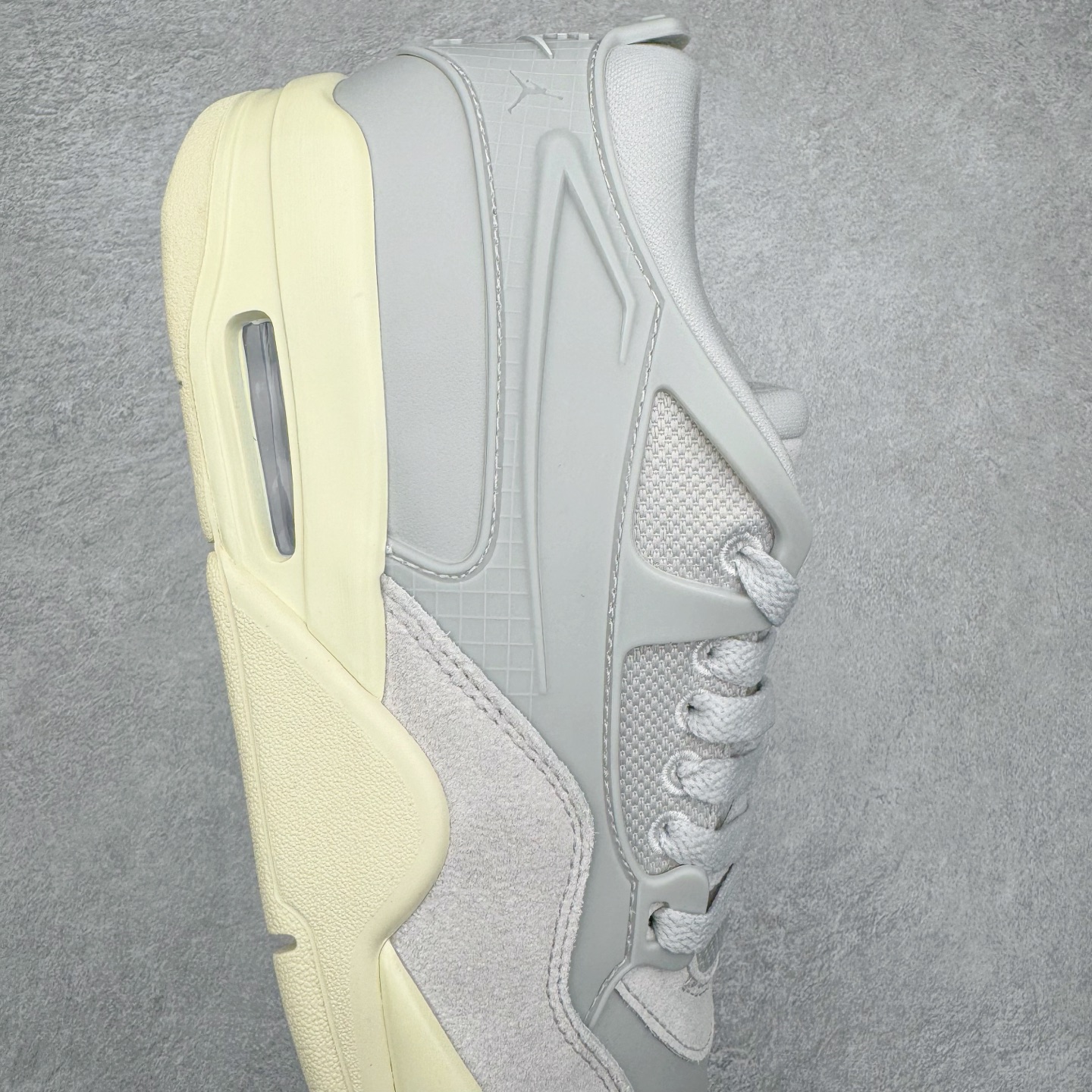 图片[6]-＃KZ纯原 Air Jordan AJ4 RM 重制版低帮复古篮球鞋 灰色 FQ7940-001 亲自操刀耗时半年巨作 全套原纸板楦头开发 确保原汁原味 完美呈现版型 一比一鞋头弧度高度鞋身弧度 原厂TPU 正确内里网布 菱角分明不变形无多余毛边 柔软性质感一致于原鞋 原厂织唛标 原厂飞人电绣工艺 尾指中部跳三针 独家绑鞋带手法 印刷中底布 四线拉帮 米色美纹纸贴合固定 进口港宝加持 后跟自然饱满 全鞋荧光划线卡点 追求极致完美 每一双都是工艺品 多重QC质检 超越公司货的品控标准 实实在在的免检产品 采用了低帮的设计 并保留了众多AJ4的经典元素 鞋身以皮革、麂皮材质拼接打造 AJ4经典的TPU材质延伸至后跟 增强鞋款稳定性 而鞋身侧面的网格设计则被取消 尾部的NIKE AIR标志也得到保留 并同时带有飞人logo 中底部分同样搭载了可视AIR气垫 鞋底采用米白色中底和外底呈现 为整个设计收尾 尺码：36 36.5 37.5 38 38.5 39 40 40.5 41 42 42.5 43 44 44.5 45 46 47.5-选品中心